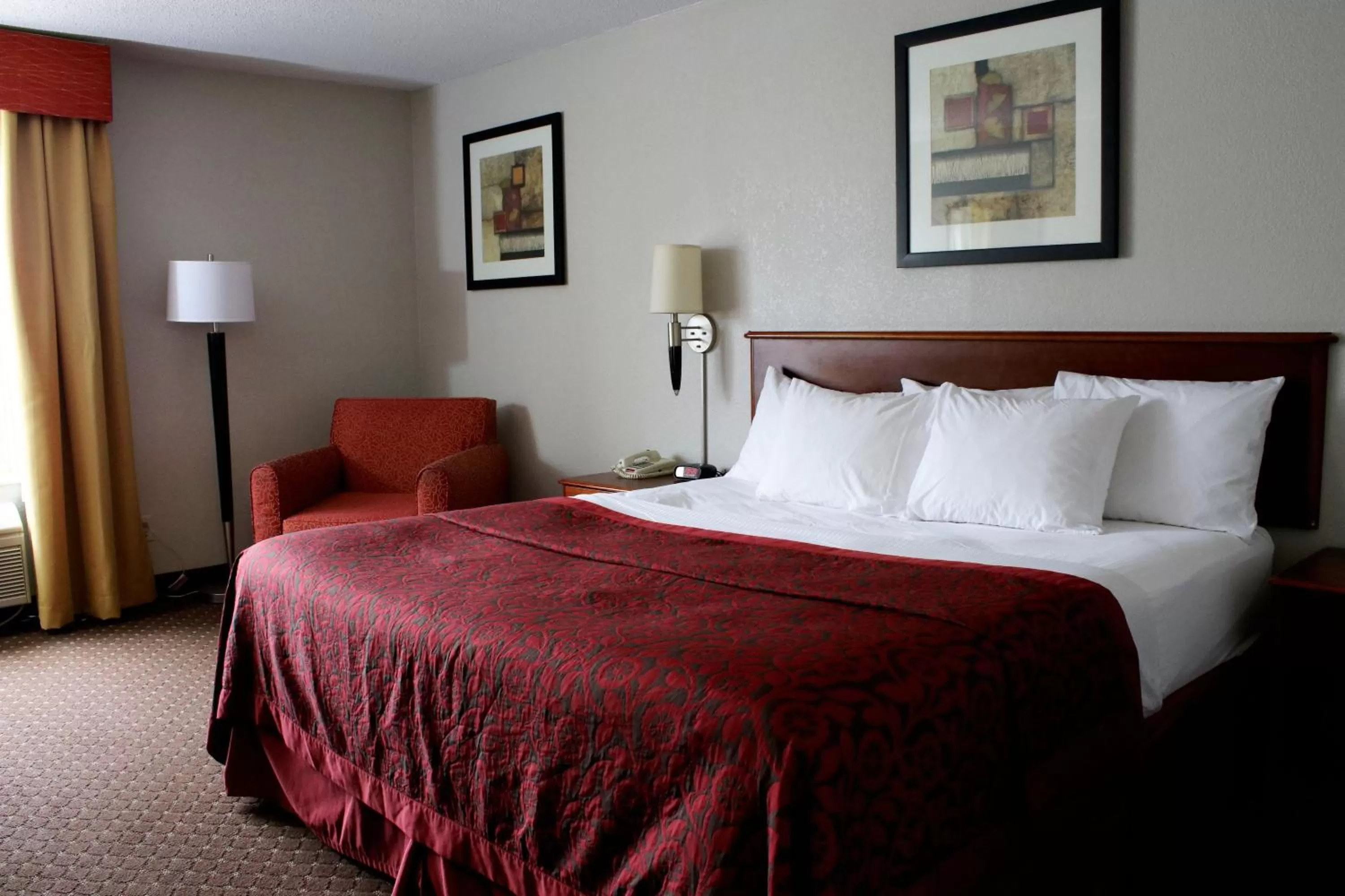 Bed in Days Inn & Suites by Wyndham Bloomington/Normal IL