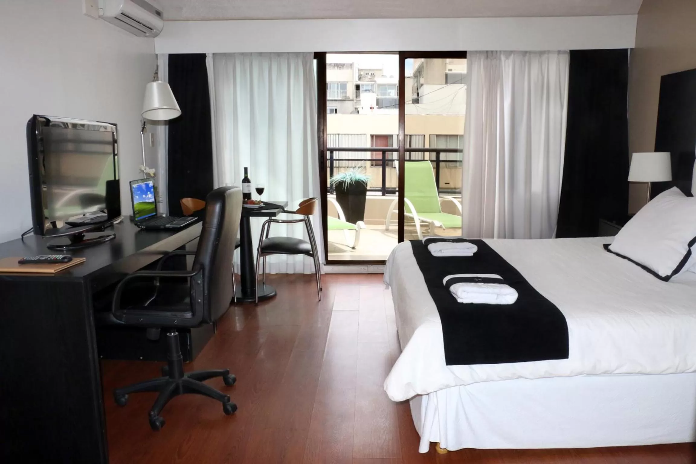 Photo of the whole room, Bed in Pocitos Plaza Hotel