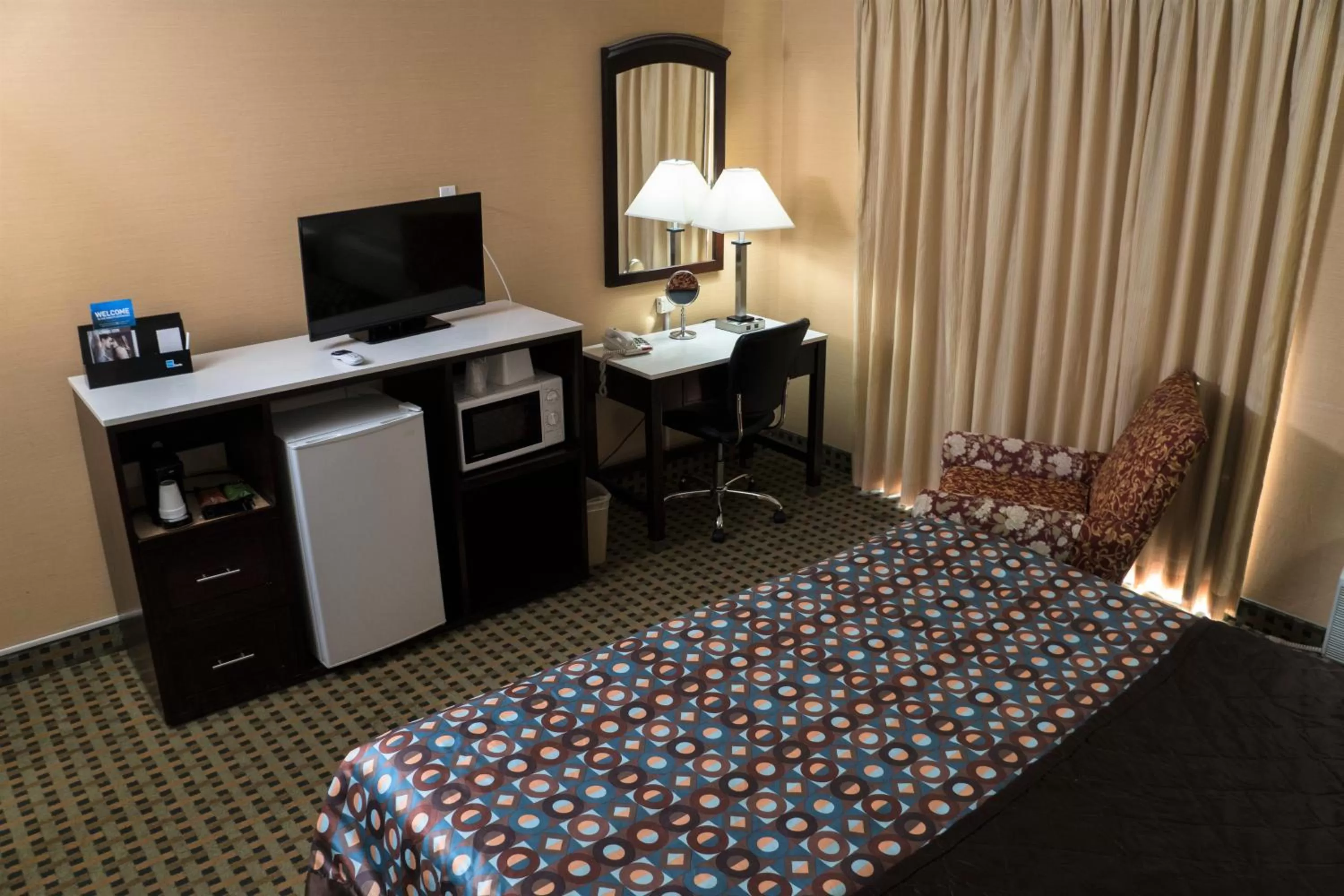 Bedroom, Bed in California Inn Barstow