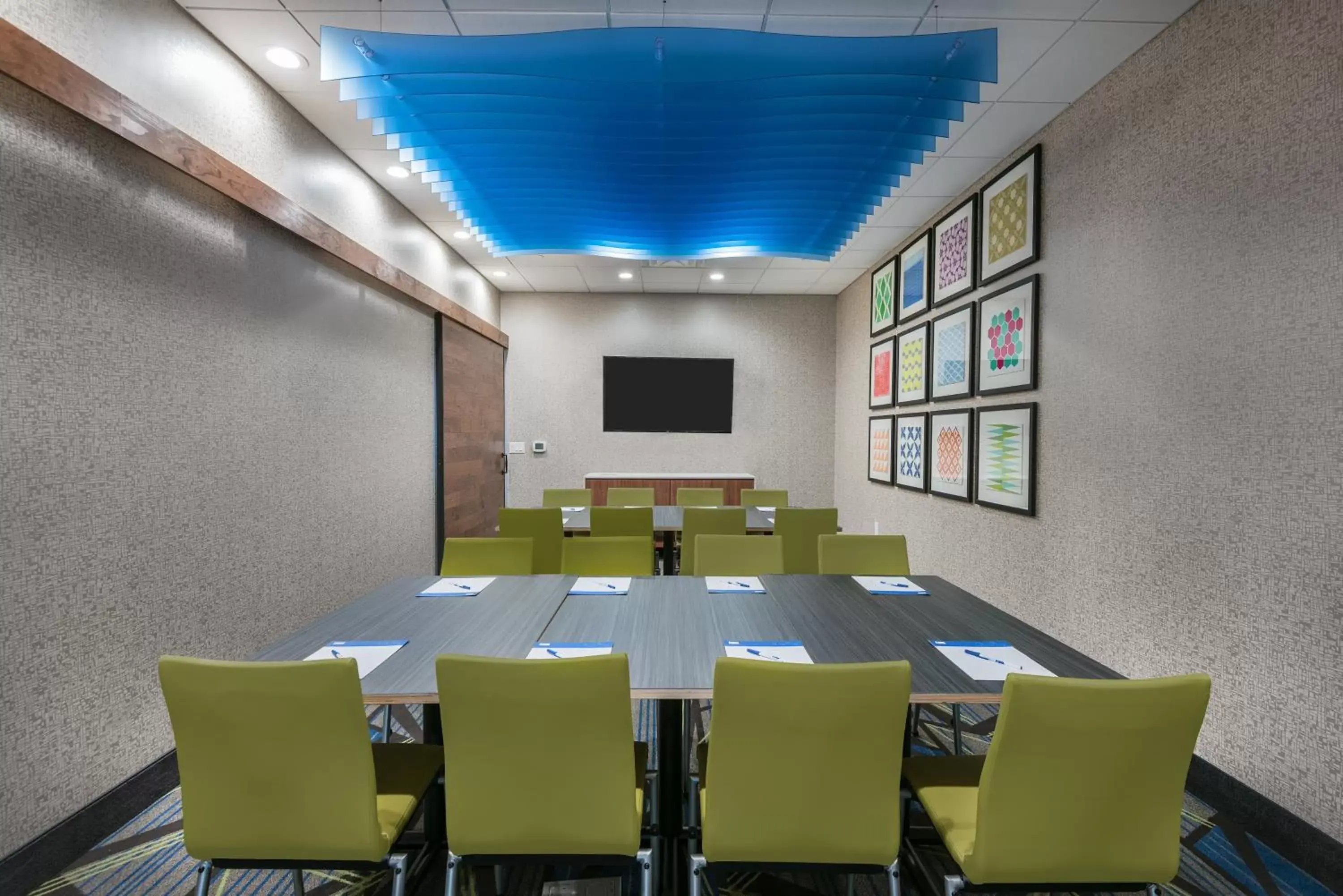 Meeting/conference room in Holiday Inn Express & Suites Bryan - College Station, an IHG Hotel