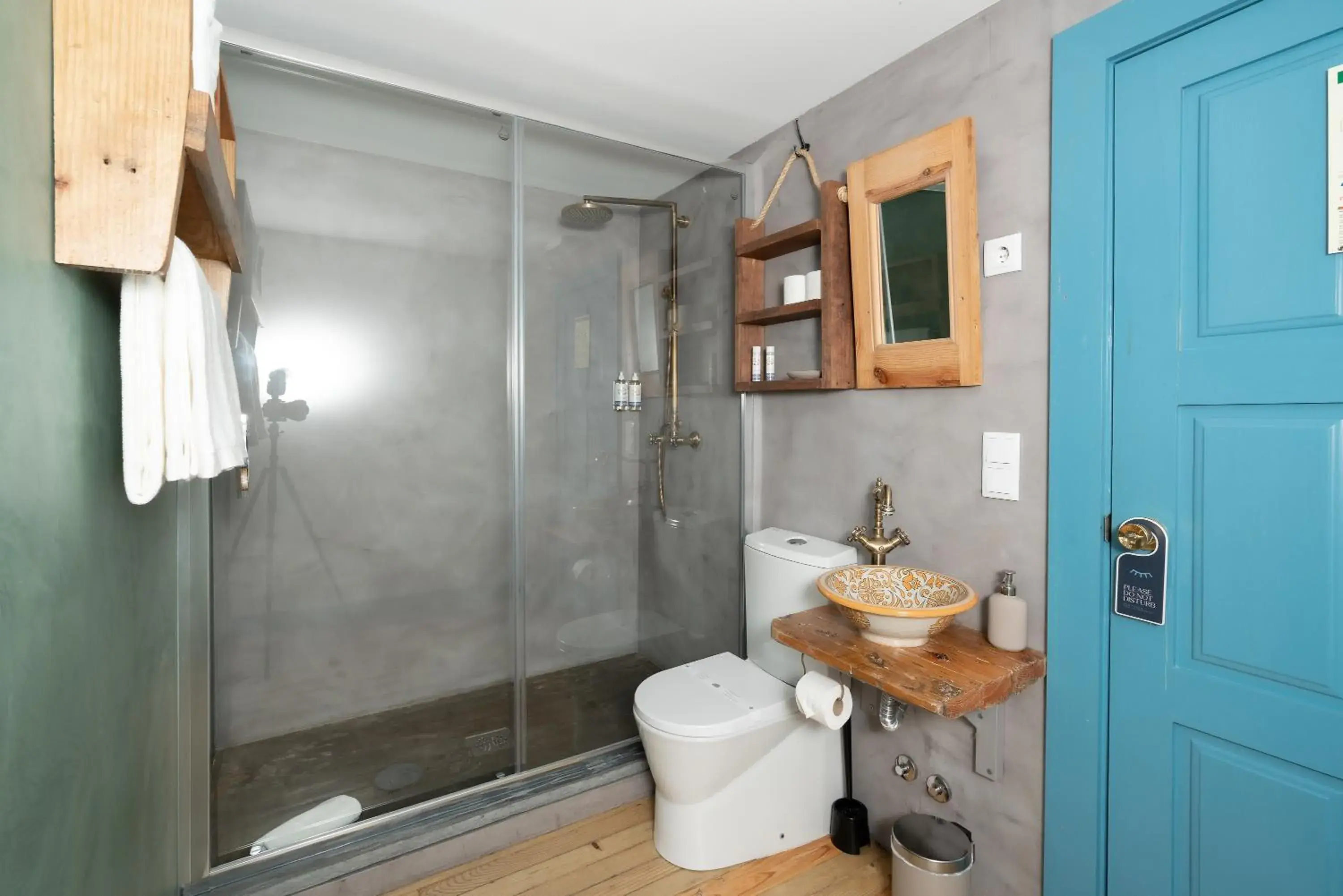 Shower, Bathroom in Des Arts Hostel and Suites