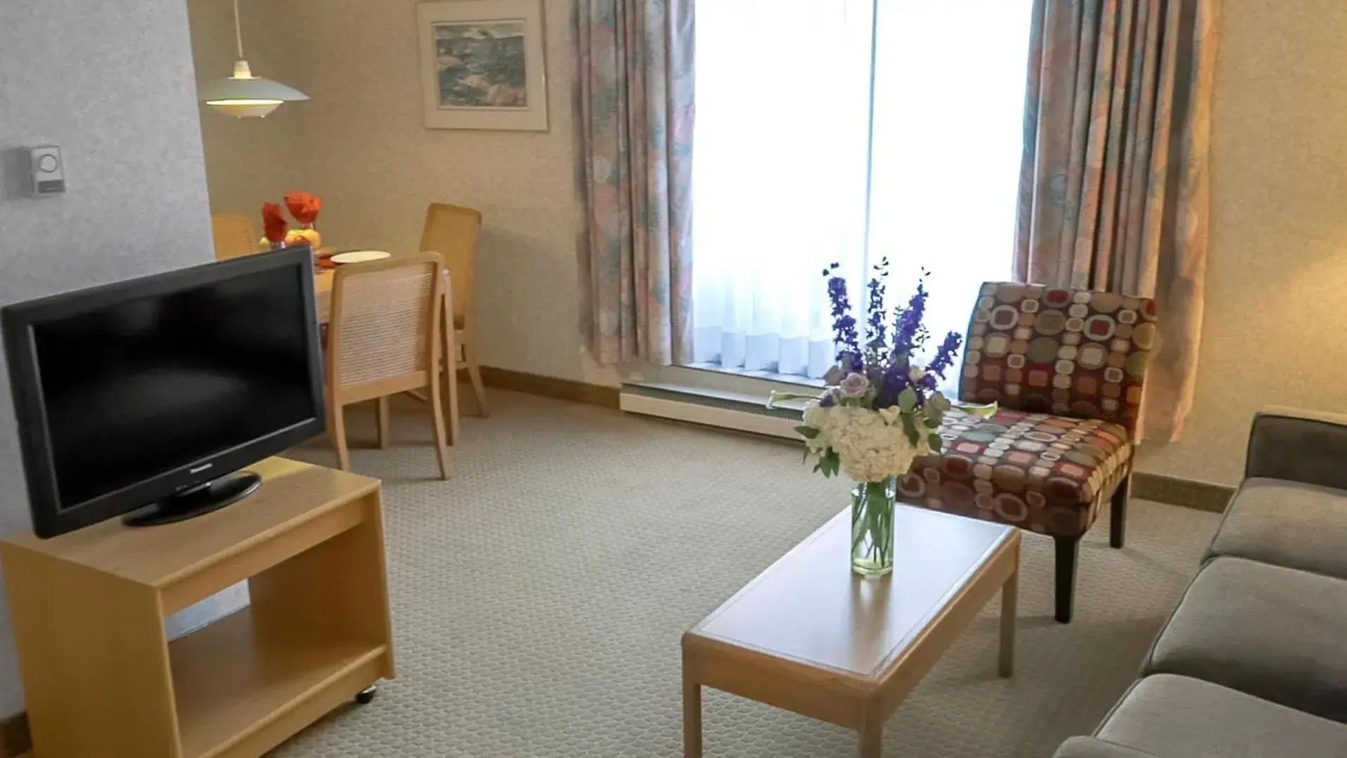 Living room, TV/Entertainment Center in Cartier Place Suite Hotel