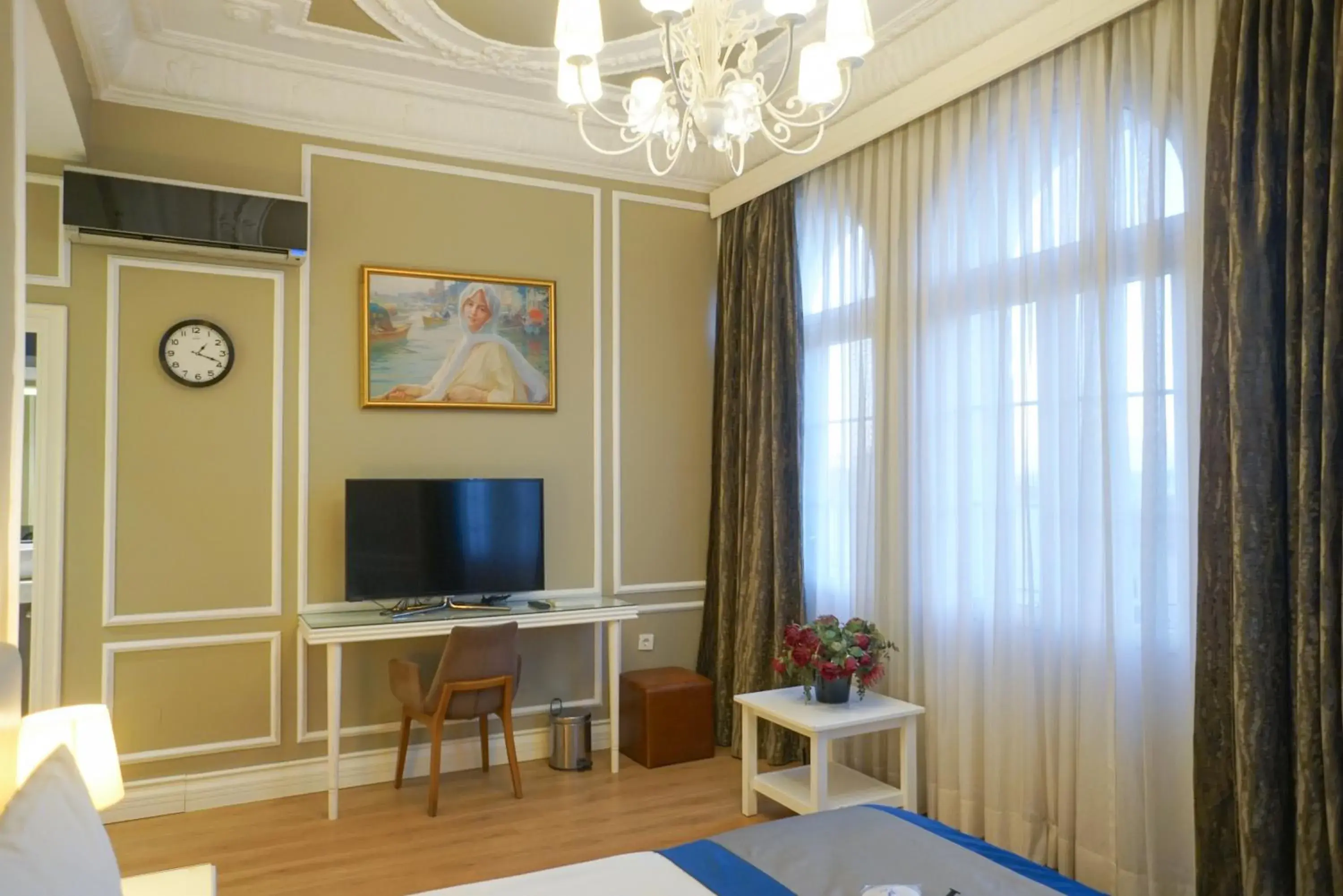 Communal lounge/ TV room, TV/Entertainment Center in Triada Hotel Taksim