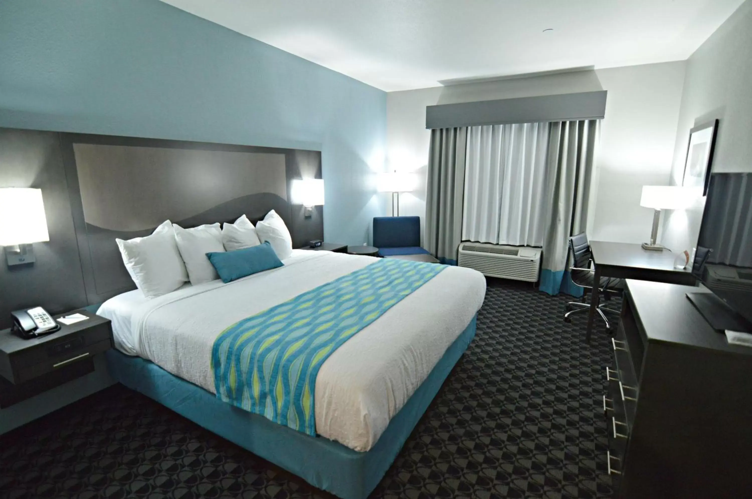 Photo of the whole room, Bed in Best Western Plus Waller Hotel