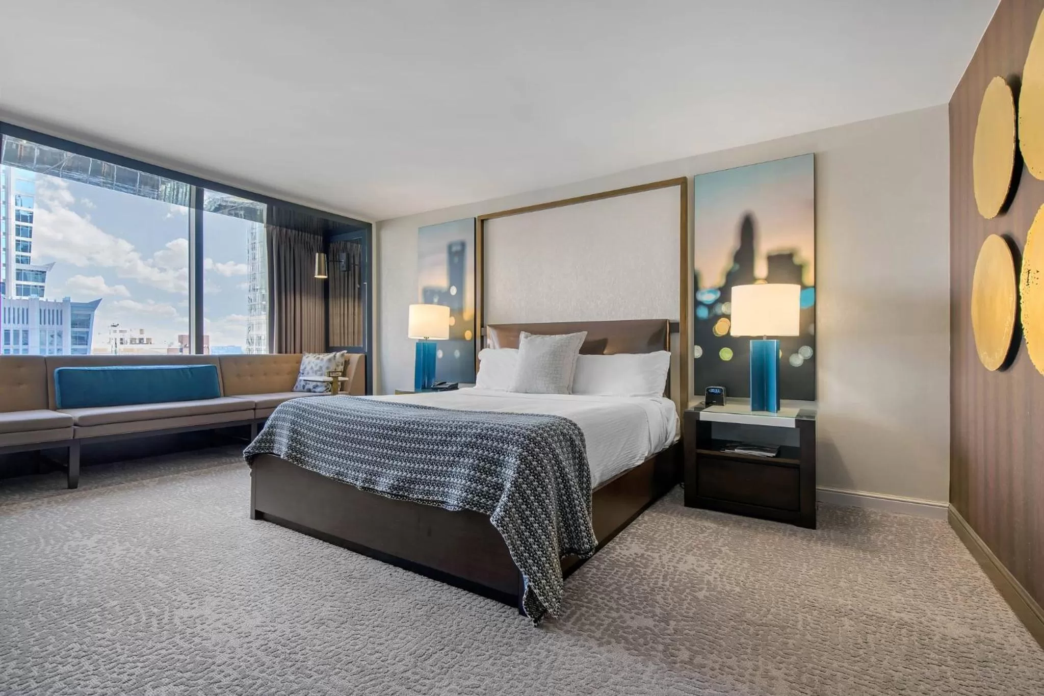 Photo of the whole room, Bed in Omni Charlotte Hotel