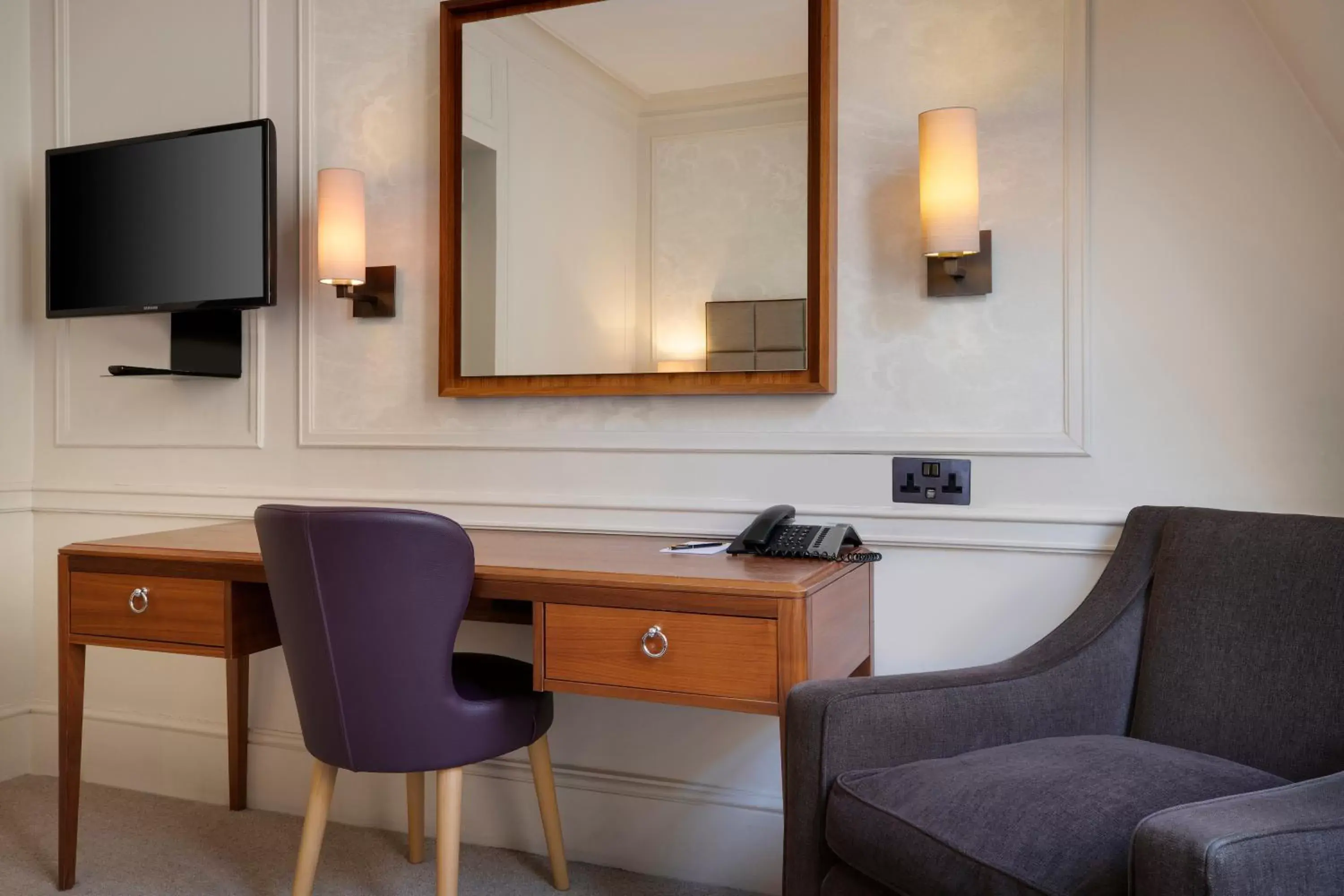 Bedroom, TV/Entertainment Center in Sloane Square Hotel