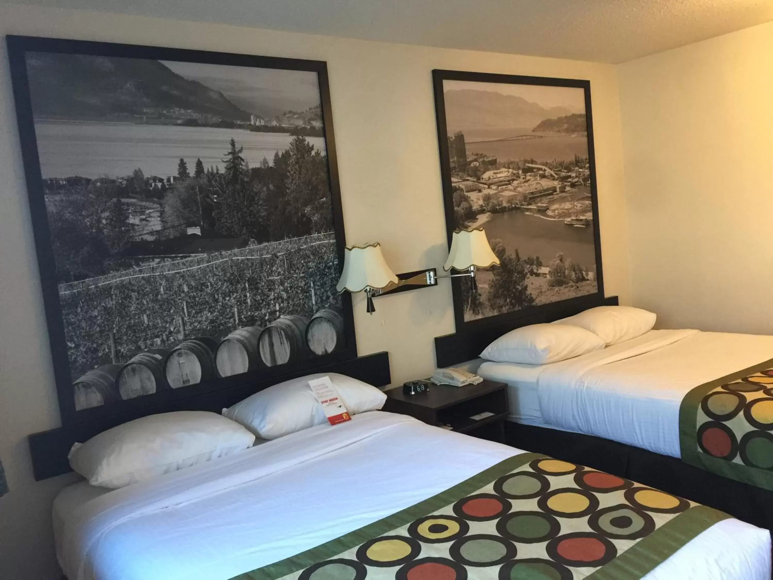 Bedroom, Bed in Super 8 by Wyndham Kelowna BC