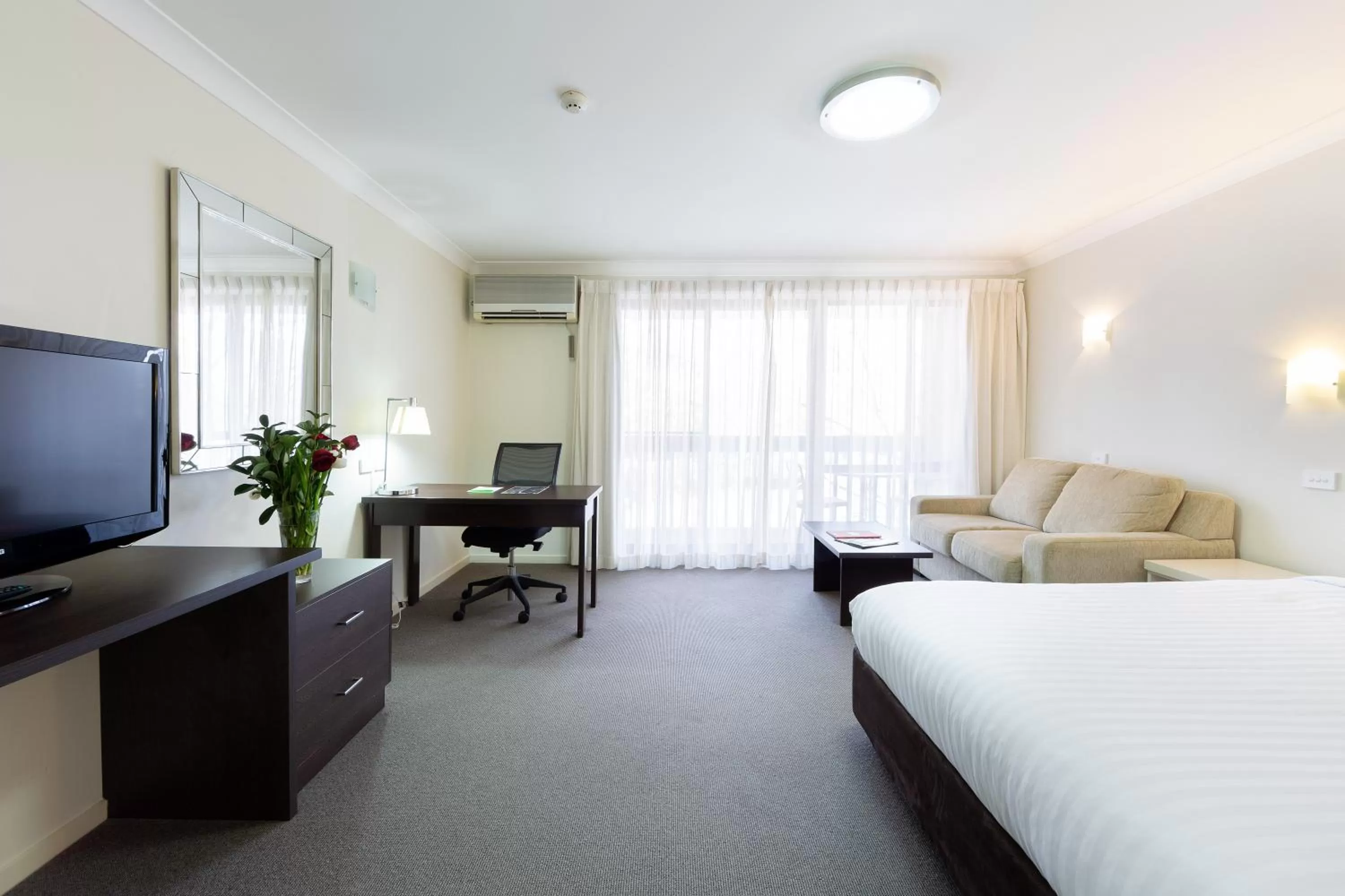 Communal lounge/ TV room, Bed in ibis Styles Canberra Tall Trees