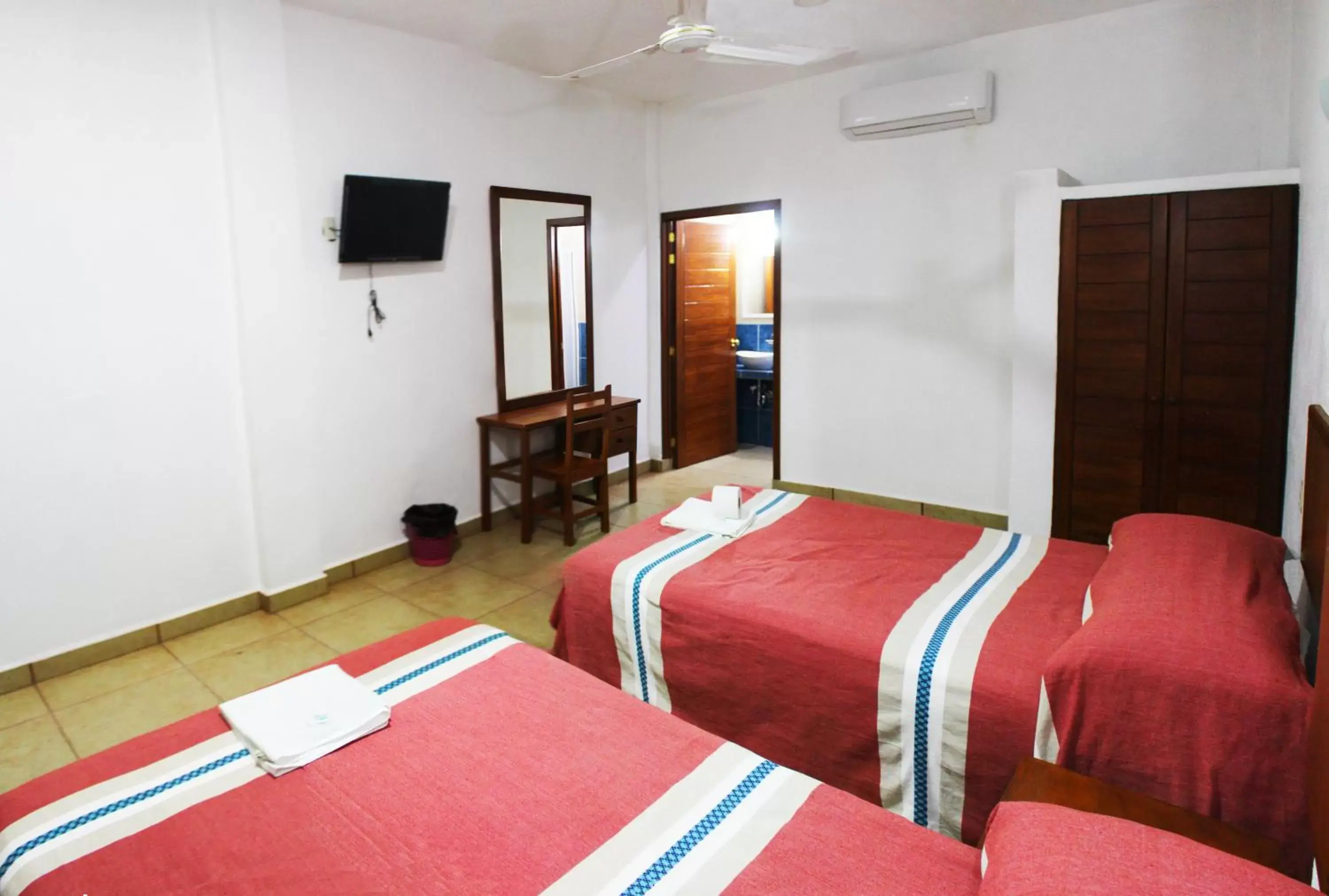 Shower, Bed in Hotel VidaMar