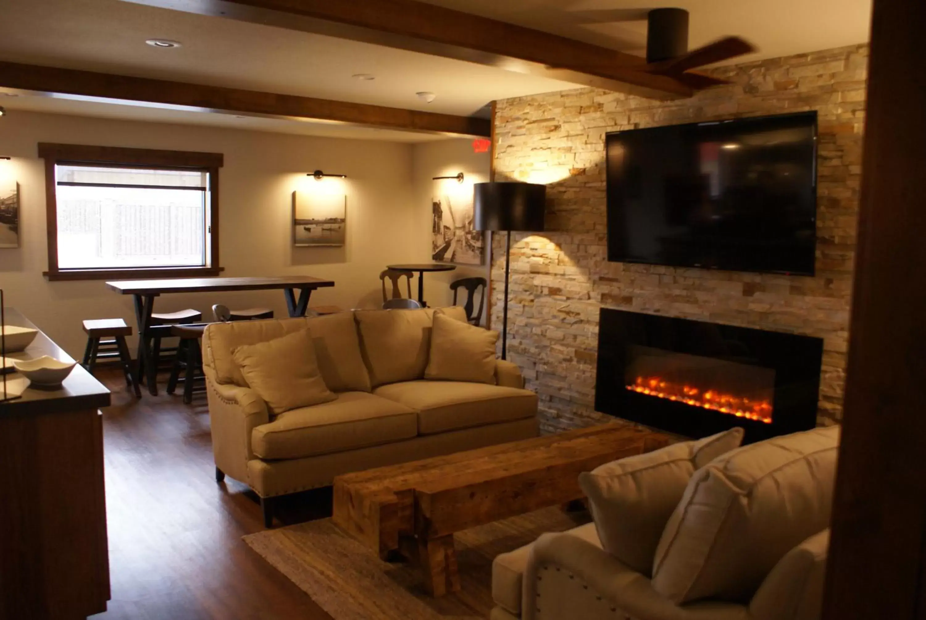 Lobby or reception, Seating Area in Boarders Inn & Suites by Cobblestone Hotels - Syracuse