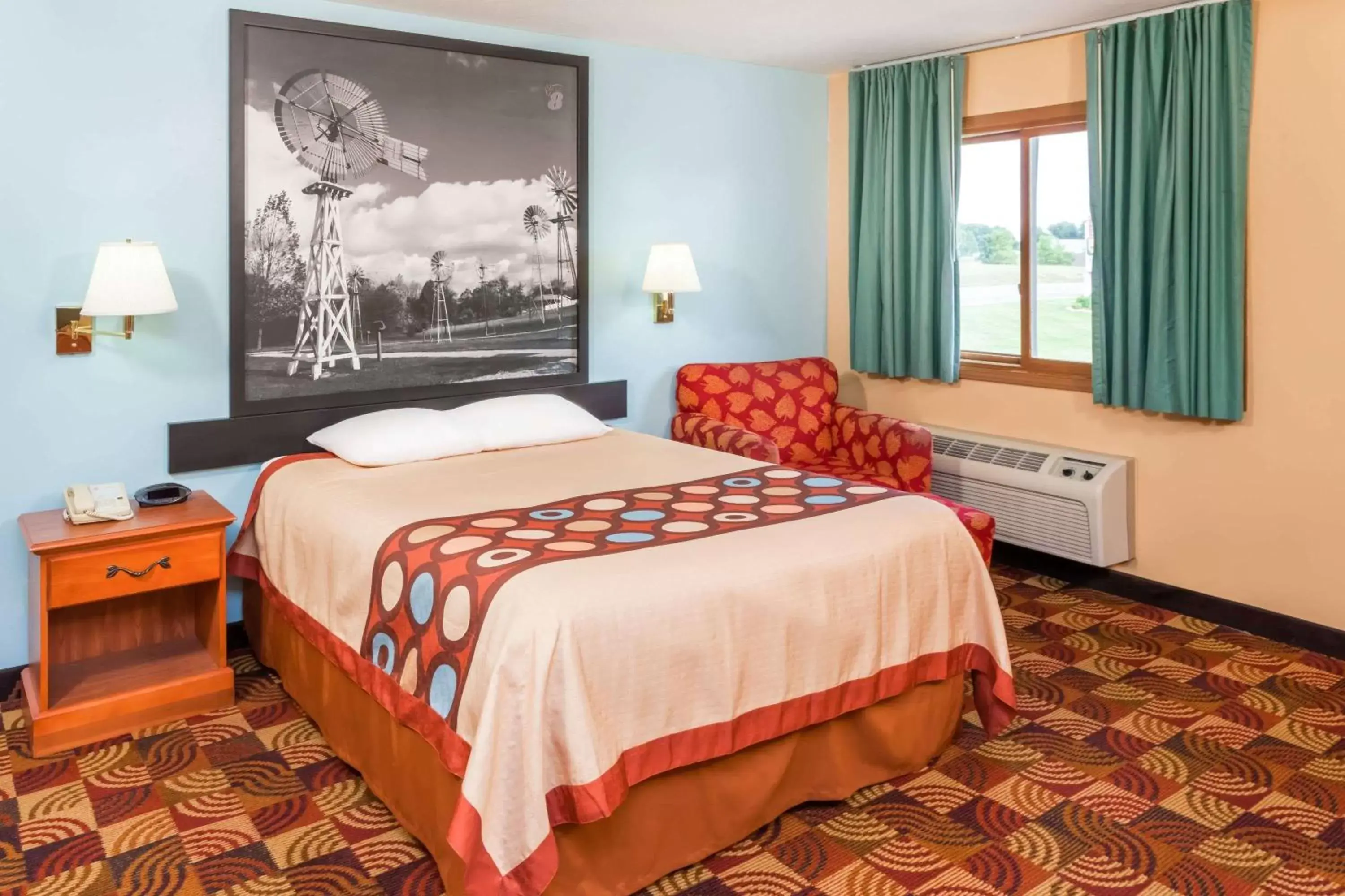 Photo of the whole room, Bed in Super 8 by Wyndham Shipshewana