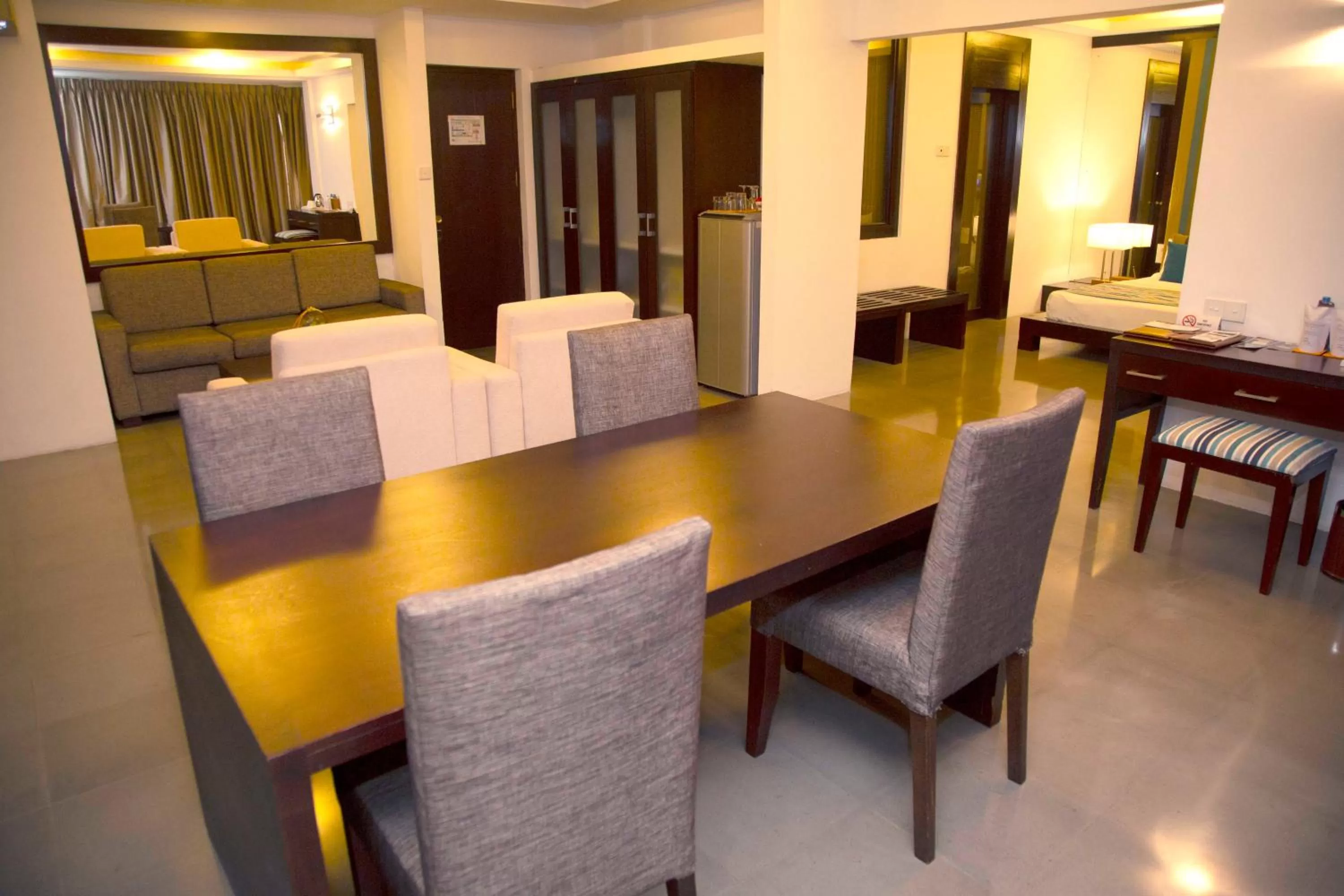 Meeting/conference room, Restaurant/Places to Eat in Kandy The Tourmaline