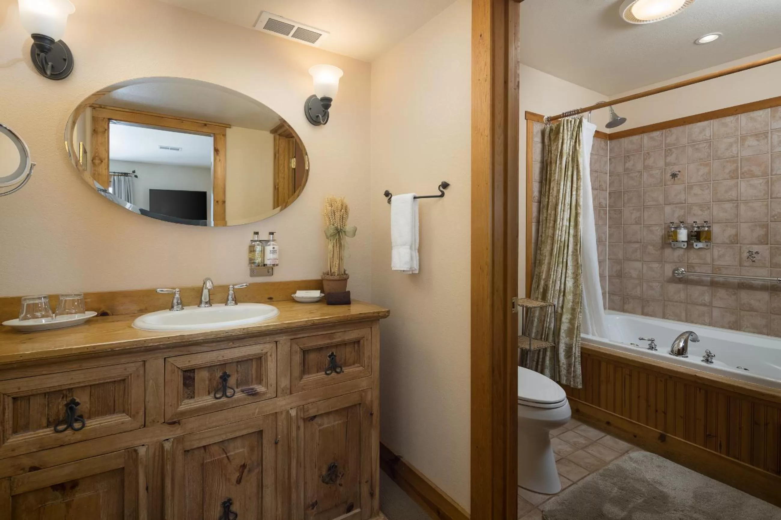 Bathroom in Sunflower Hill Inn