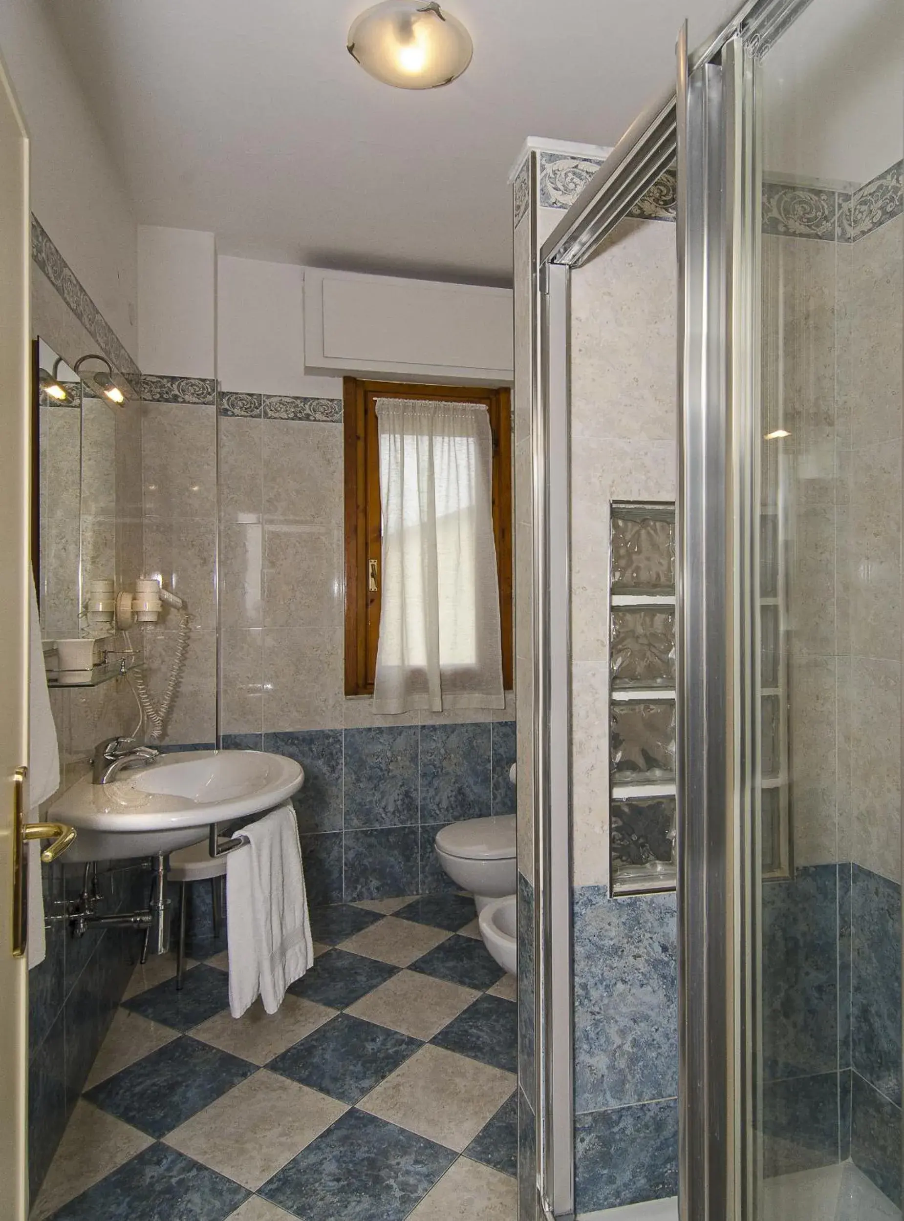 Shower, Bathroom in Hotel Lupori