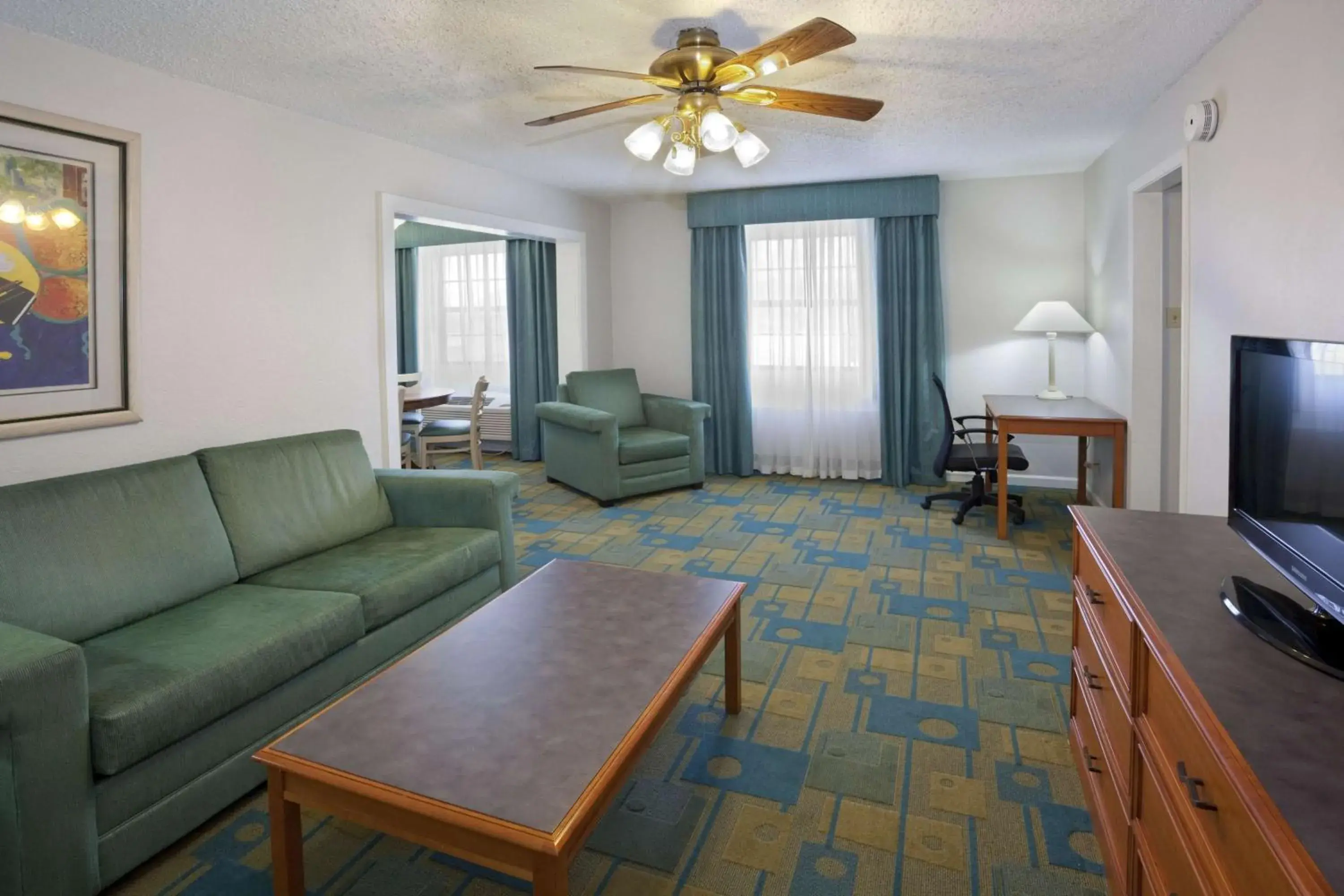 Photo of the whole room, Seating Area in La Quinta Inn by Wyndham Omaha West