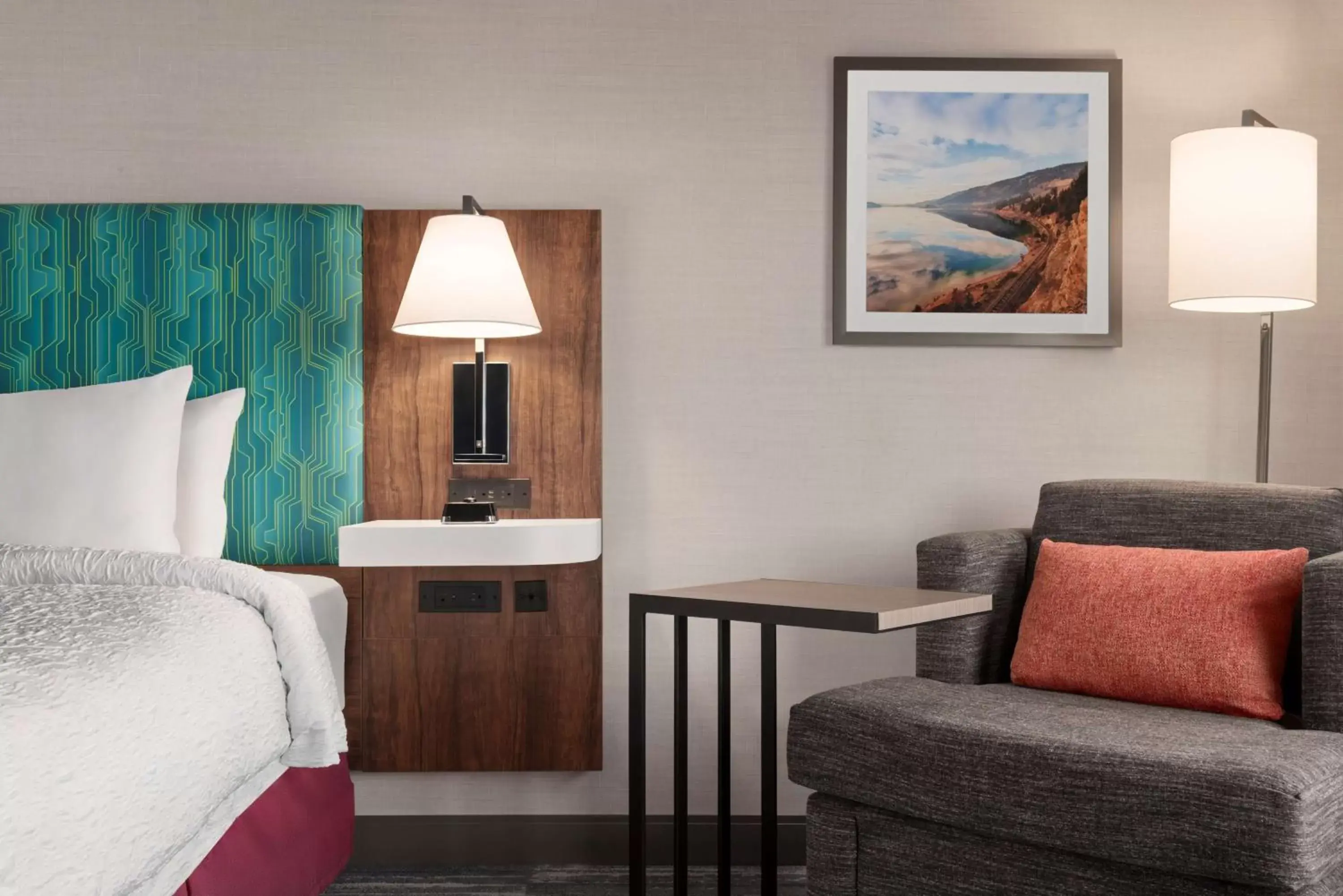 Bed, Seating Area in Hampton Inn & Suites Kelowna, British Columbia, Canada