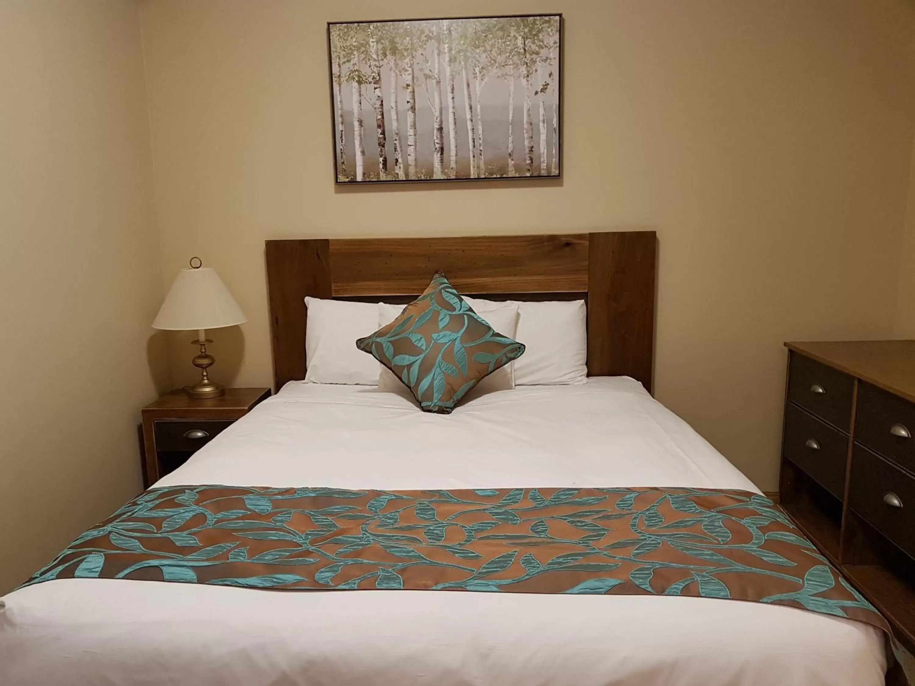 Bed in Sunset Resorts Canmore and Spa