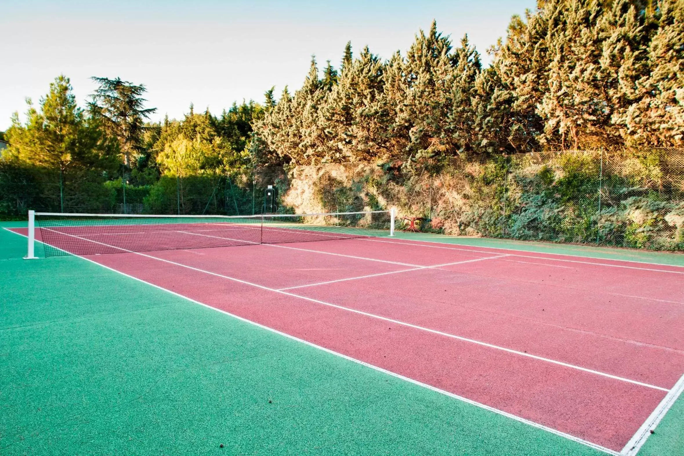 Area and facilities, Tennis/Squash in Best Western Le Val Majour