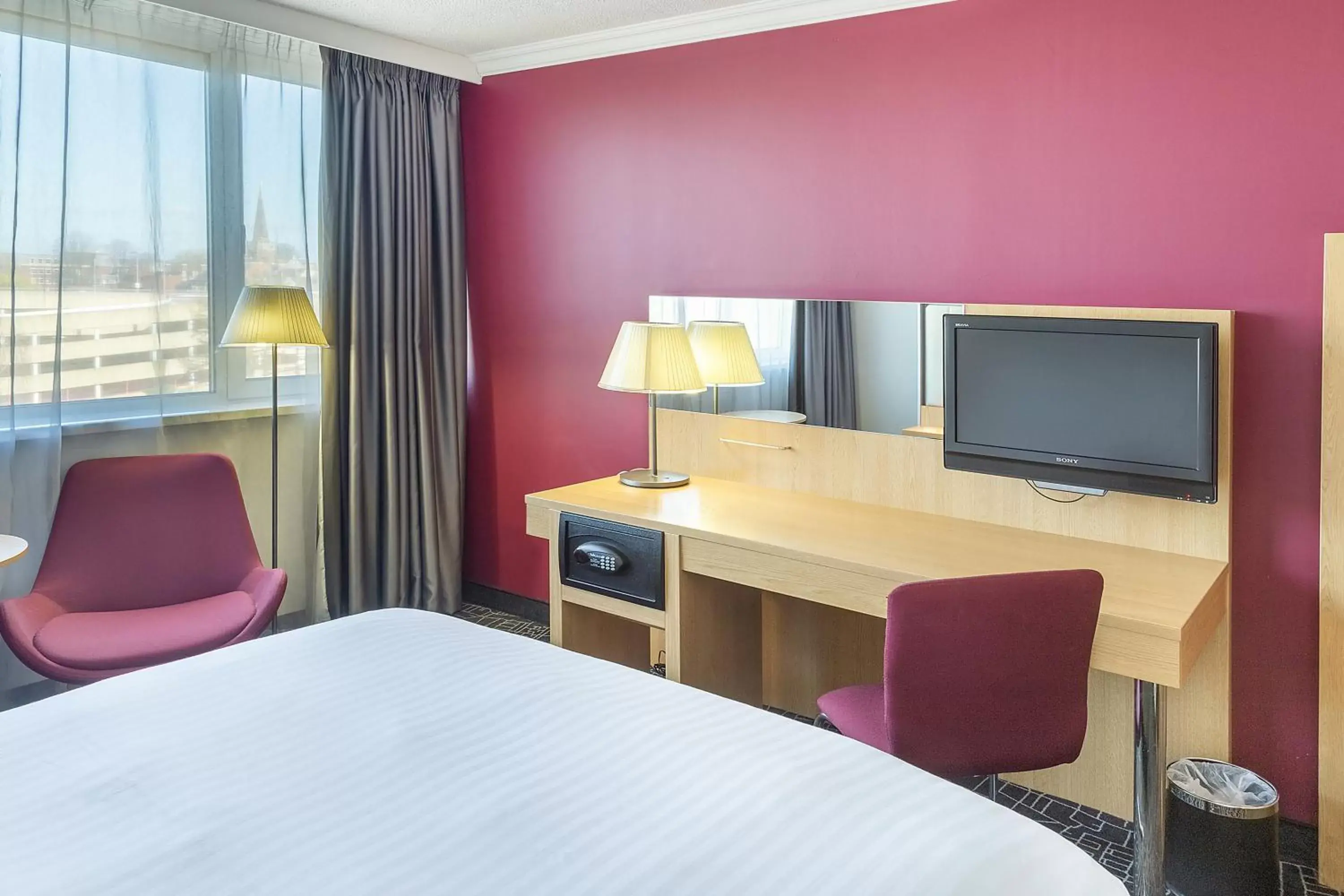 Bedroom, TV/Entertainment Center in Northampton Town Centre Hotel by Accor