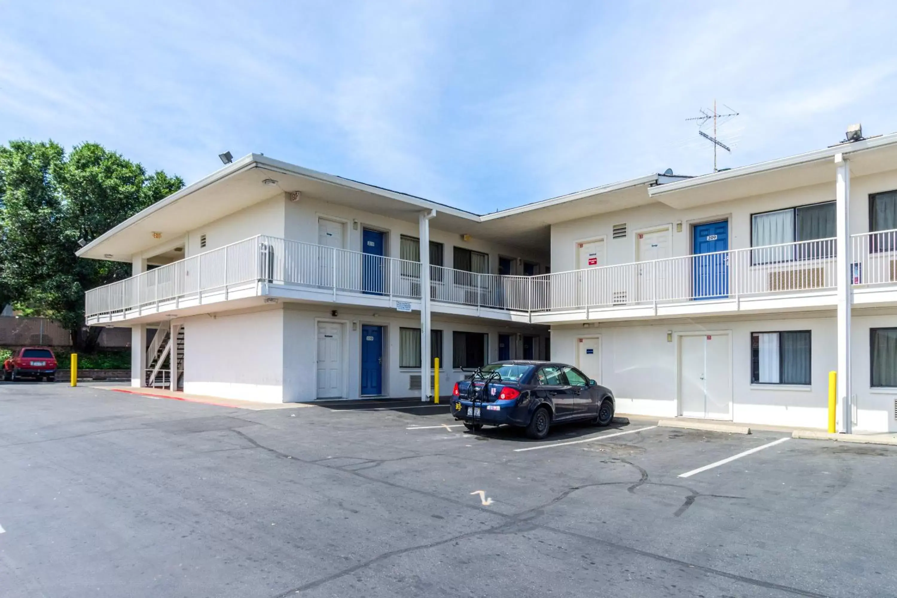 Facade/entrance, Property Building in Motel 6-Redding, CA - Central