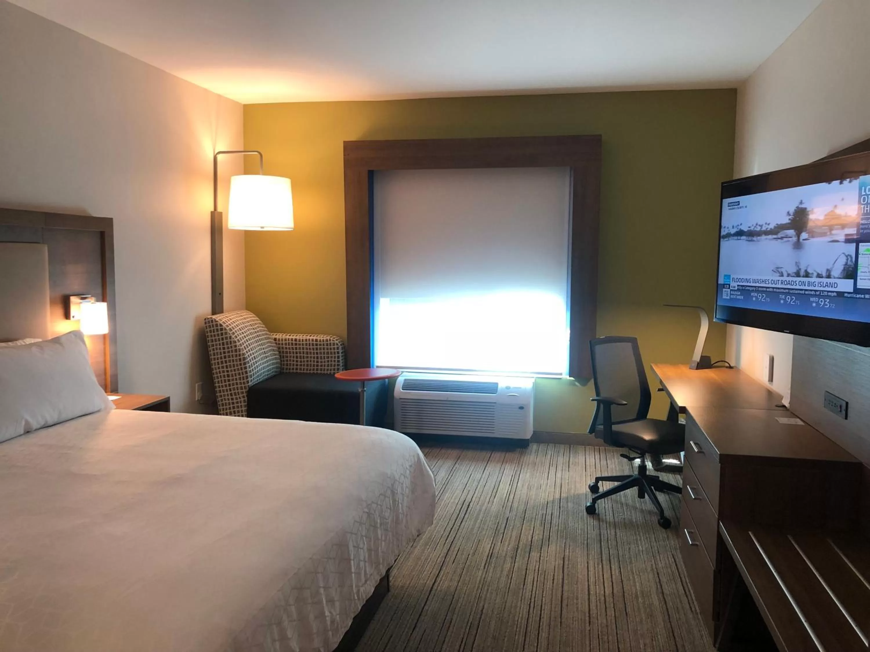Photo of the whole room, Bed in Holiday Inn Express & Suites Raleigh Airport - Brier Creek by IHG