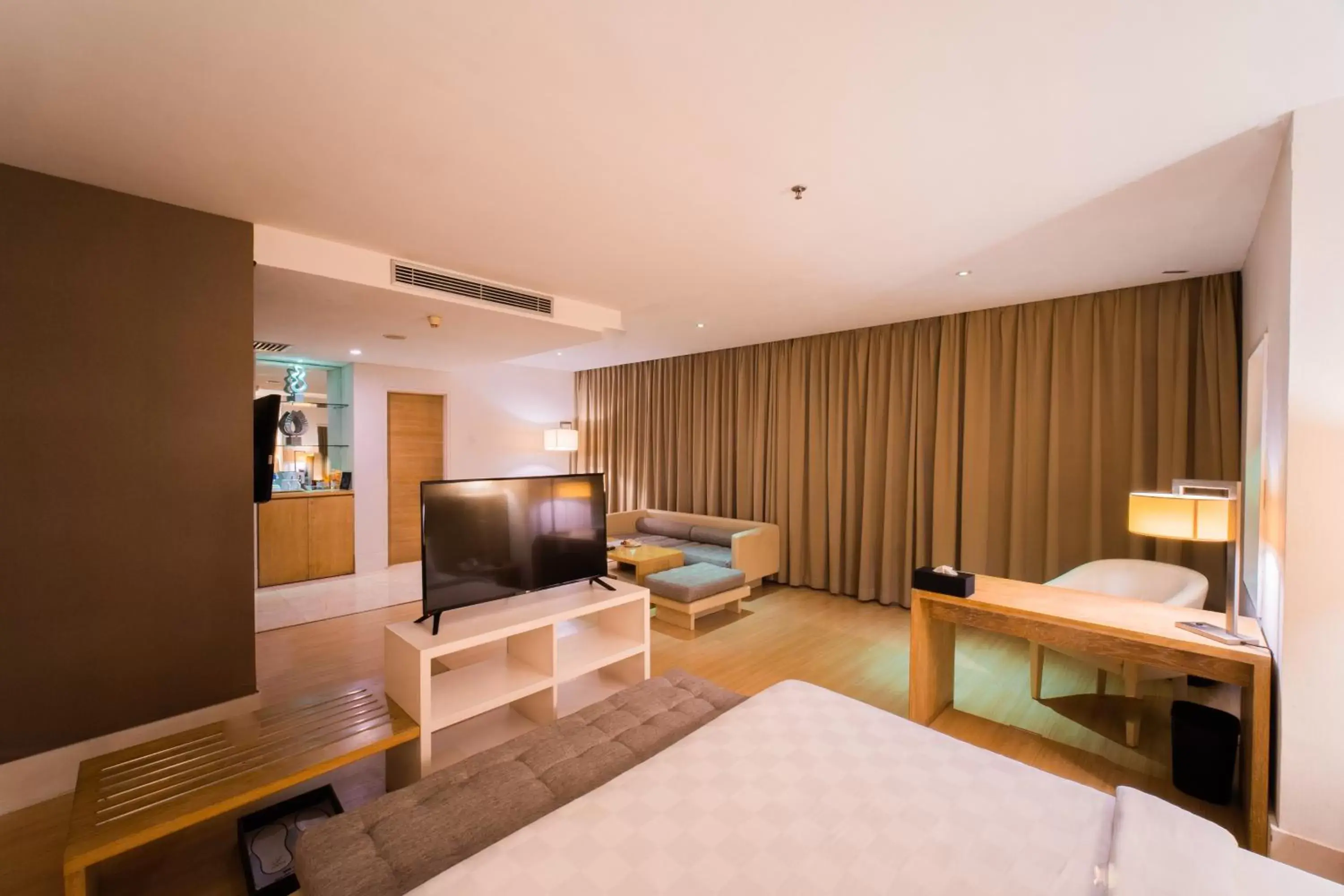 Photo of the whole room, TV/Entertainment Center in Grand Jatra Hotel Balikpapan