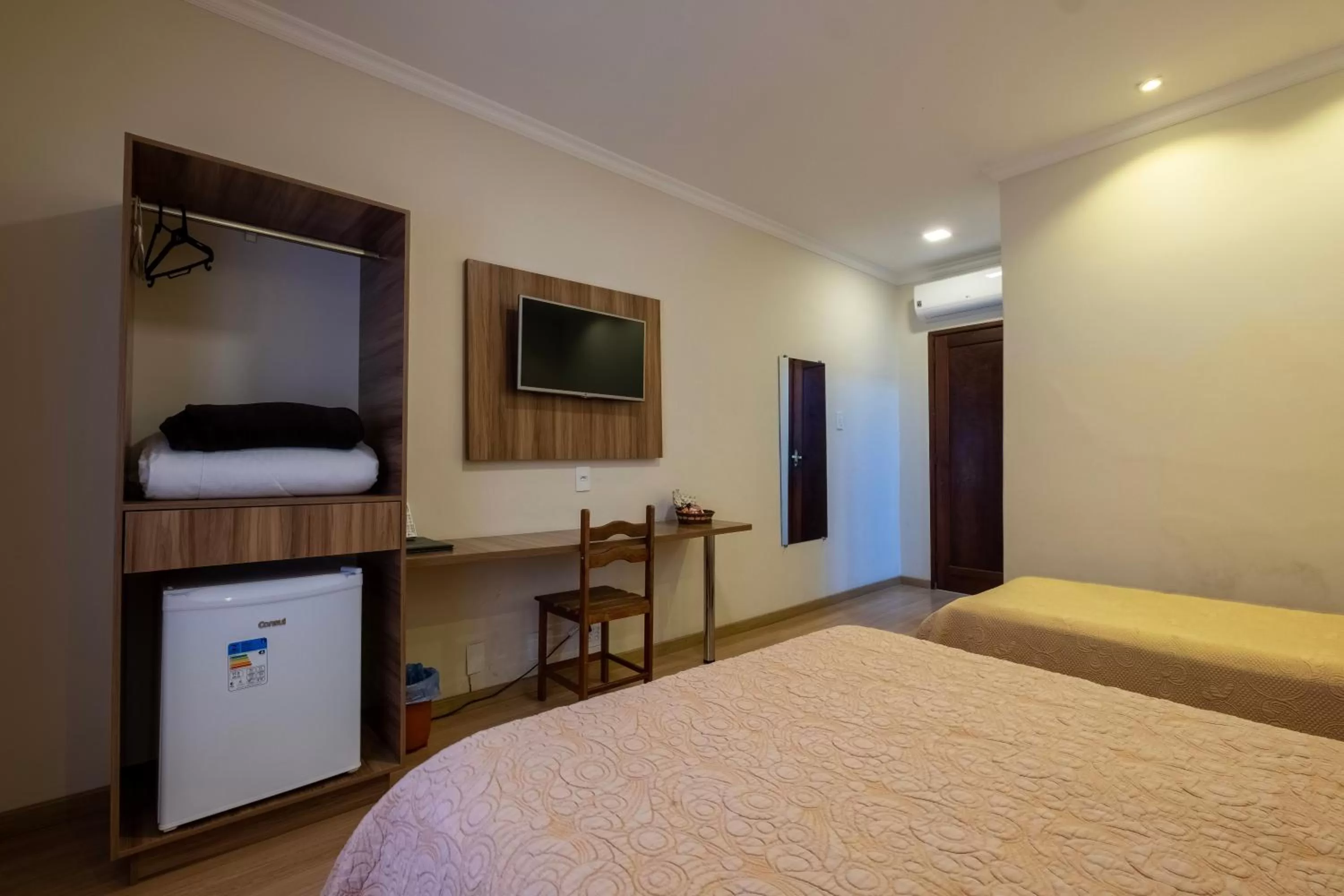 TV and multimedia, Bed in Hotel Mount Everest