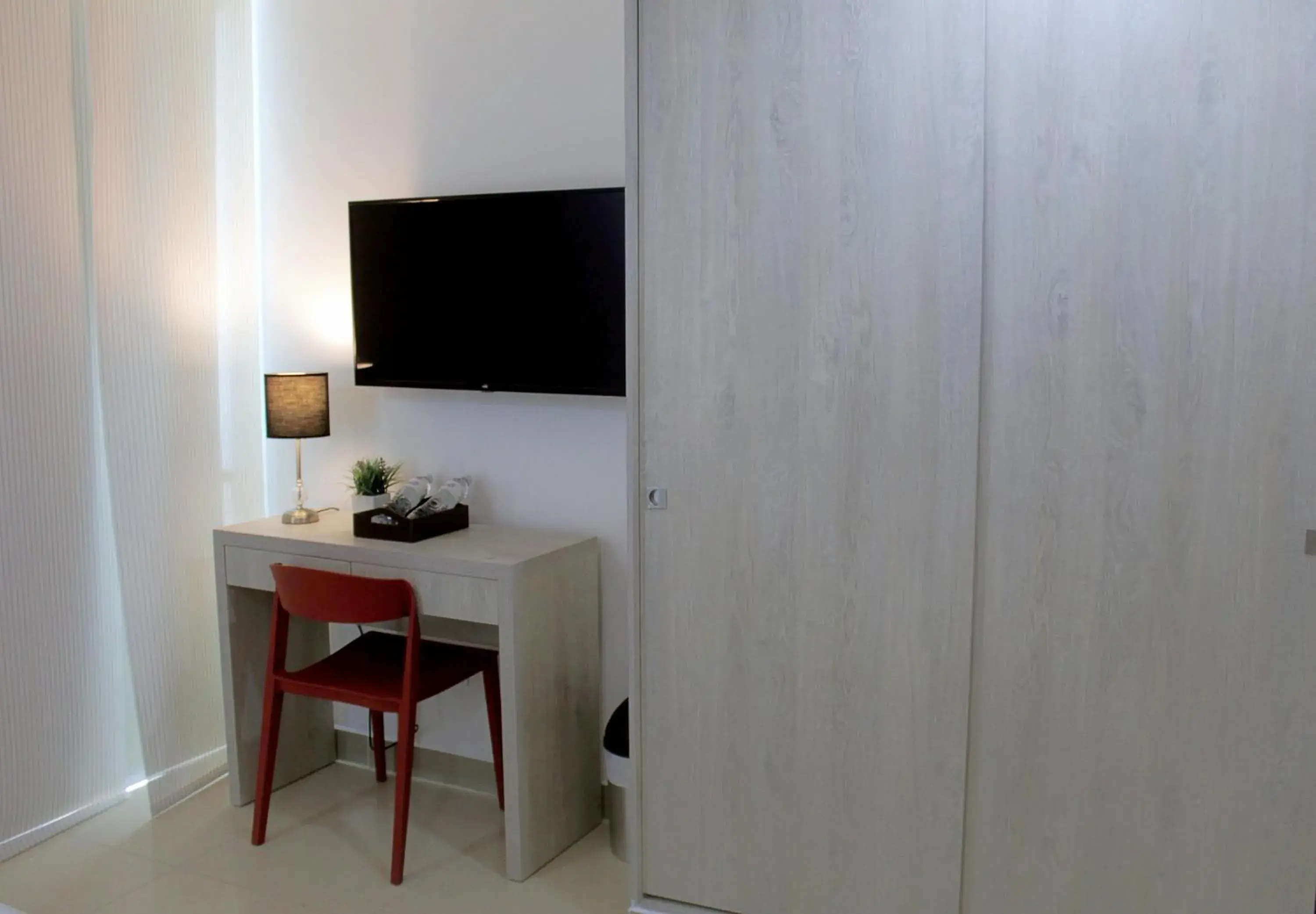 TV and multimedia, TV/Entertainment Center in Hotel Suite Comfort