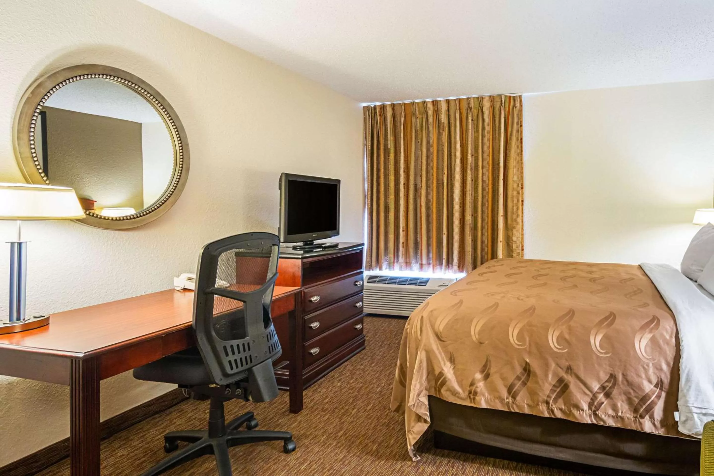 Photo of the whole room, Bed in Quality Inn Fairmont