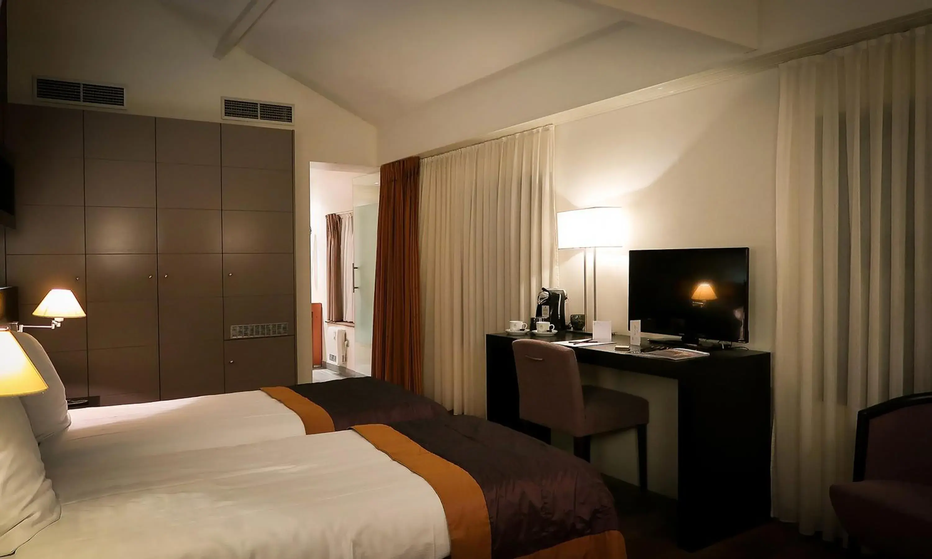 Bedroom, TV/Entertainment Center in Hotel Van Eyck