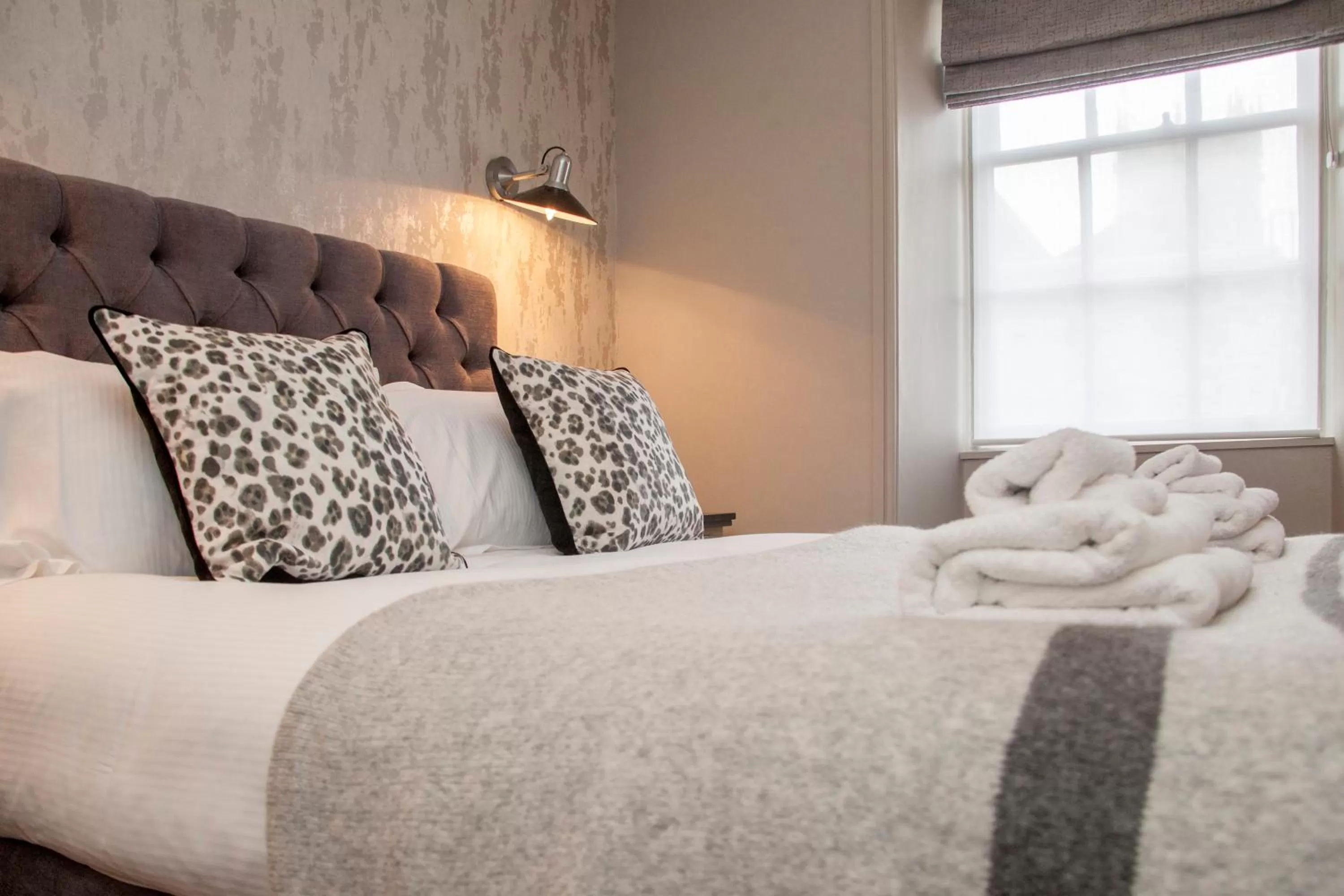 Bedroom, Bed in The King's Arms