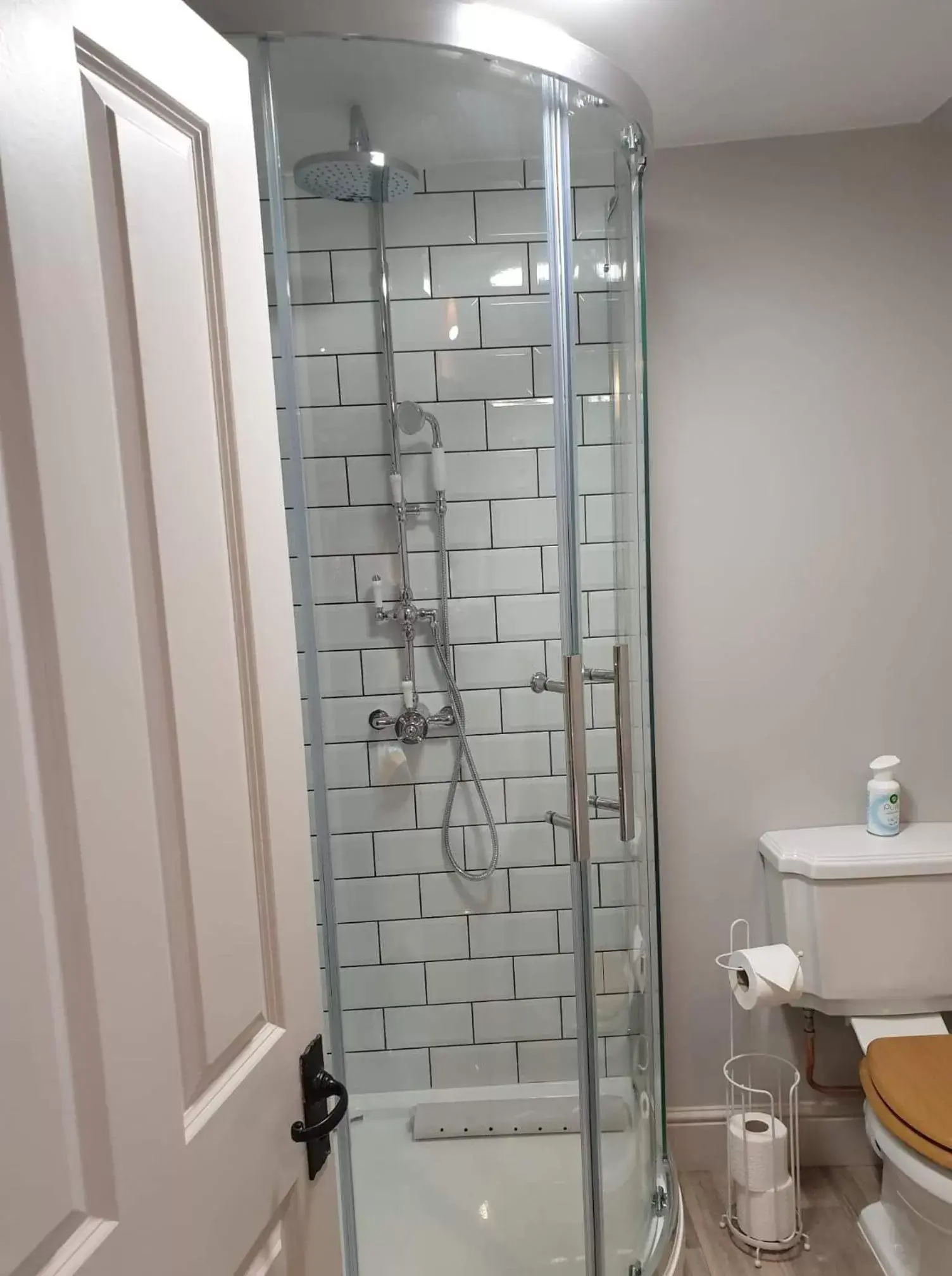 Shower, Bathroom in The Horse Inn Hurst