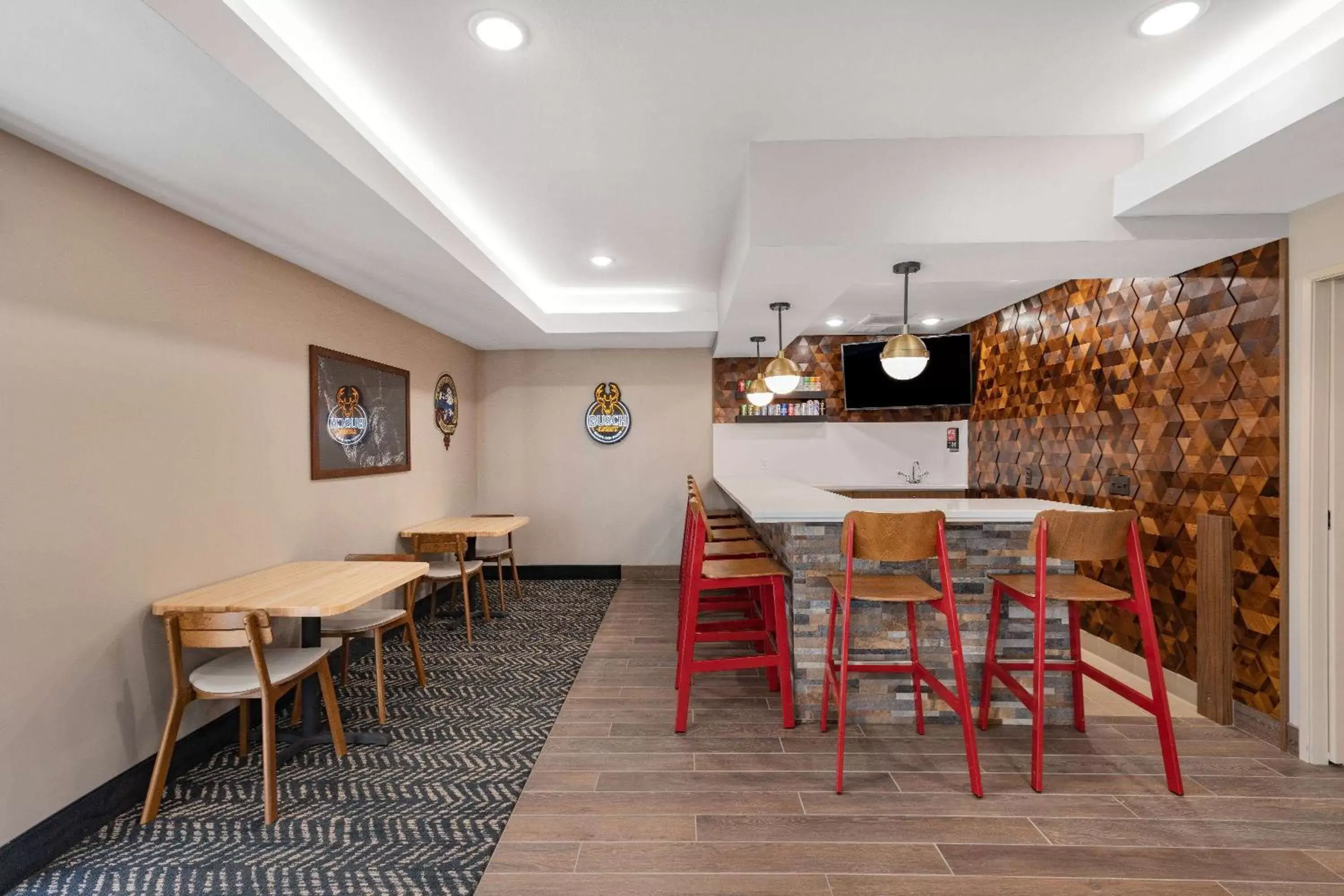 Lounge or bar, Restaurant/Places to Eat in AmericInn by Wyndham International Falls