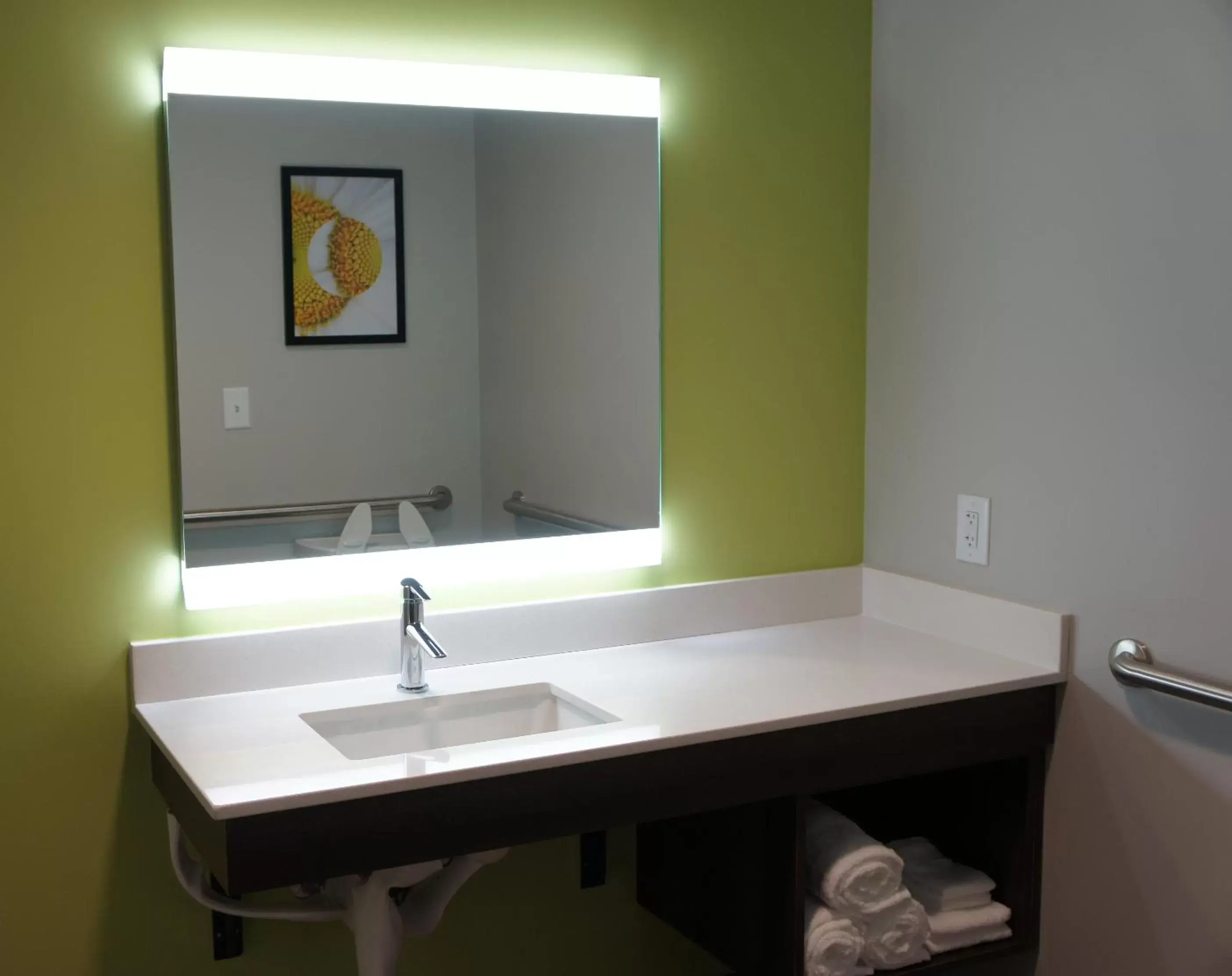 Bathroom in La Quinta Inn & Suites by Wyndham Braselton