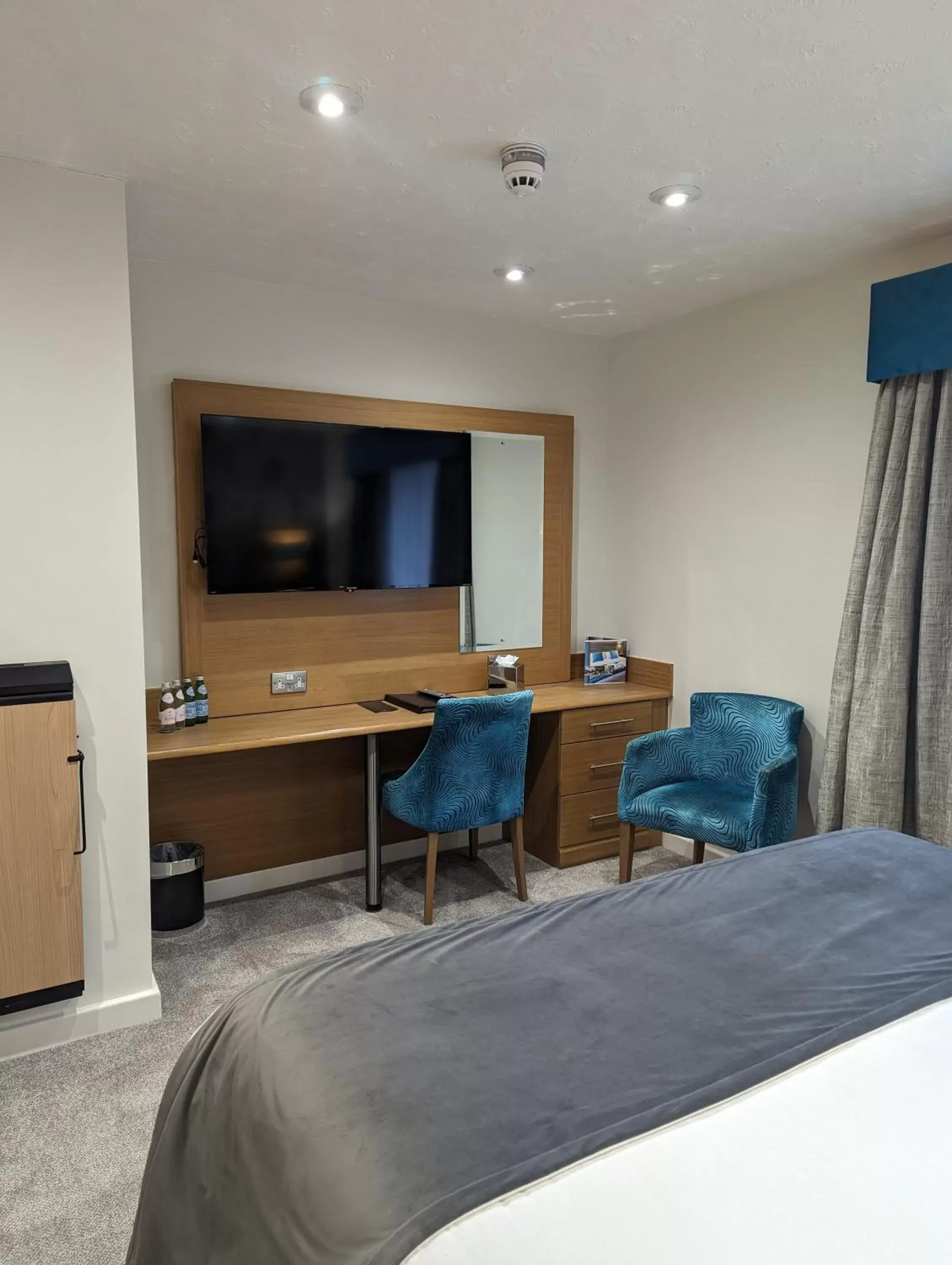 Bedroom, TV/Entertainment Center in The Briar Court Hotel