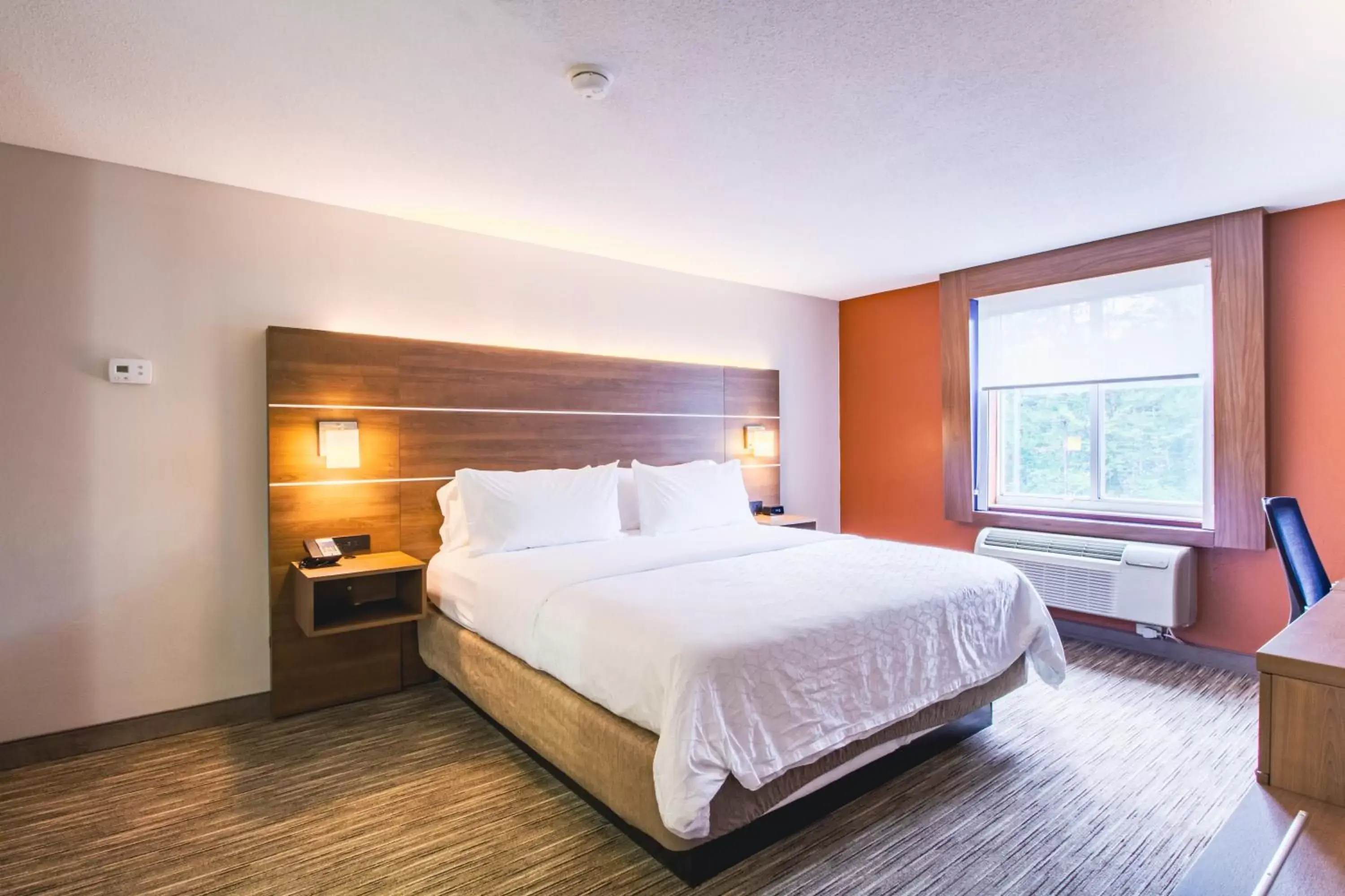 Bedroom, Bed in Holiday Inn Express & Suites - Lincoln East - White Mountains, an IHG Hotel