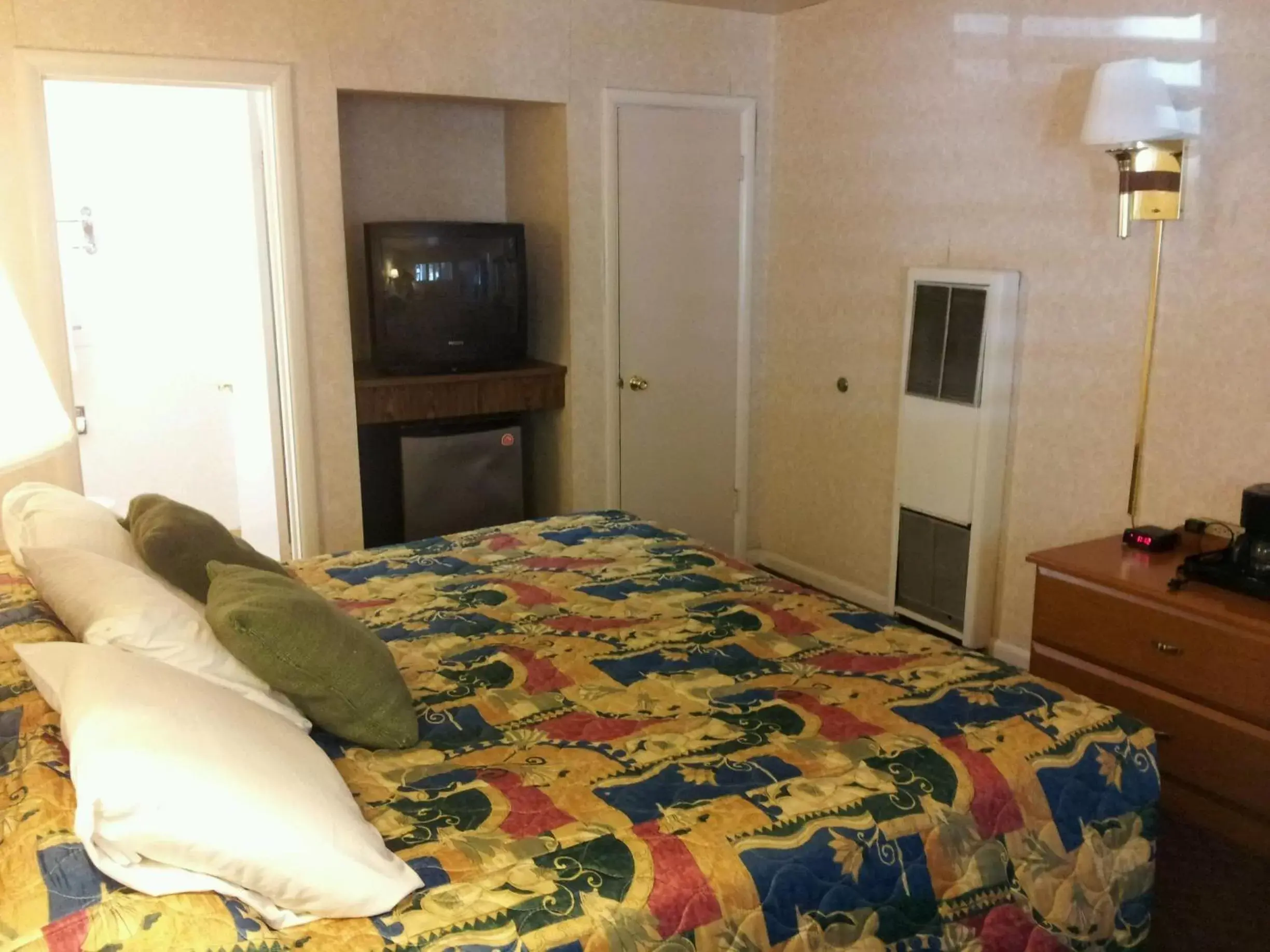 TV and multimedia, Bed in Town House Motel
