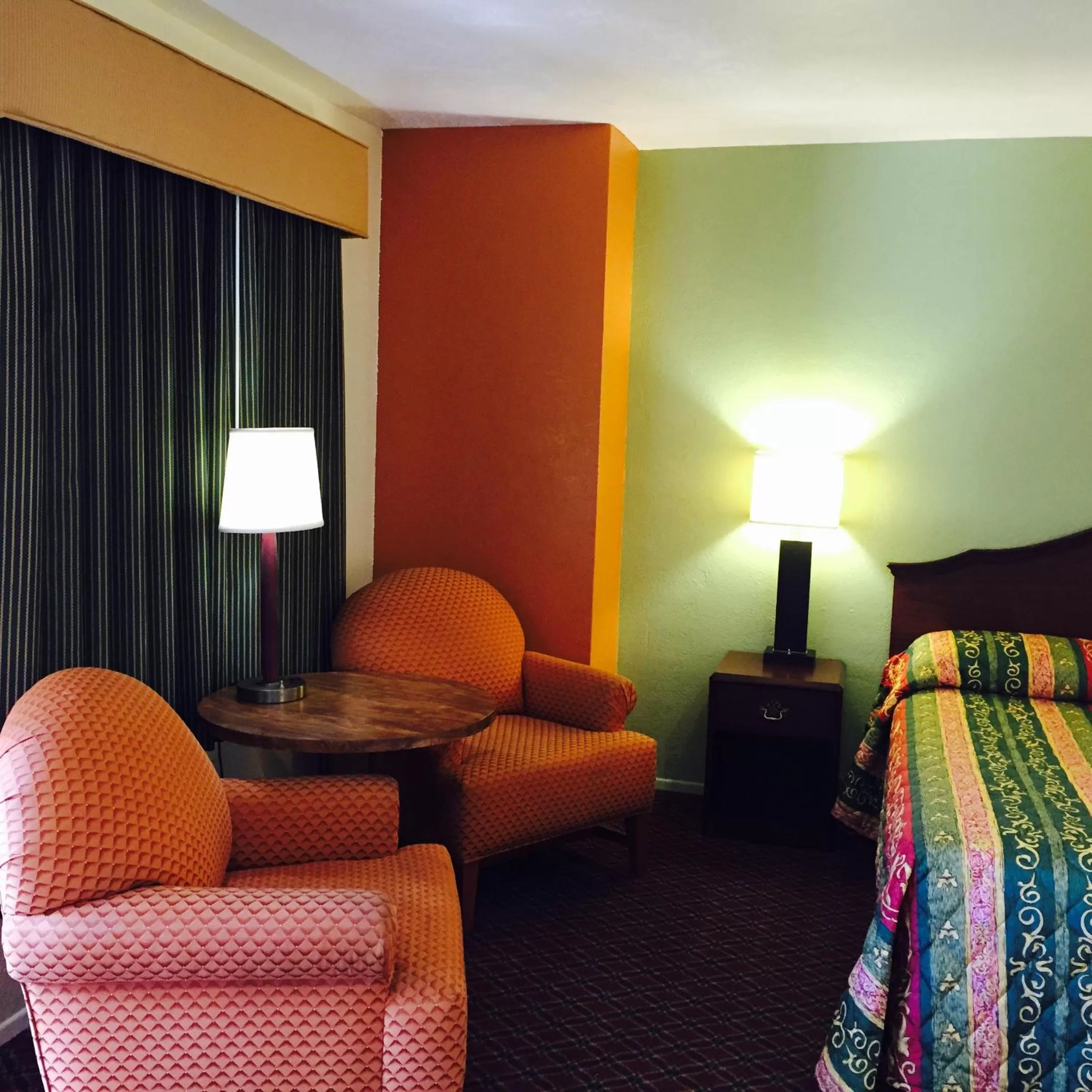Seating area, Bed in Hacienda Motel