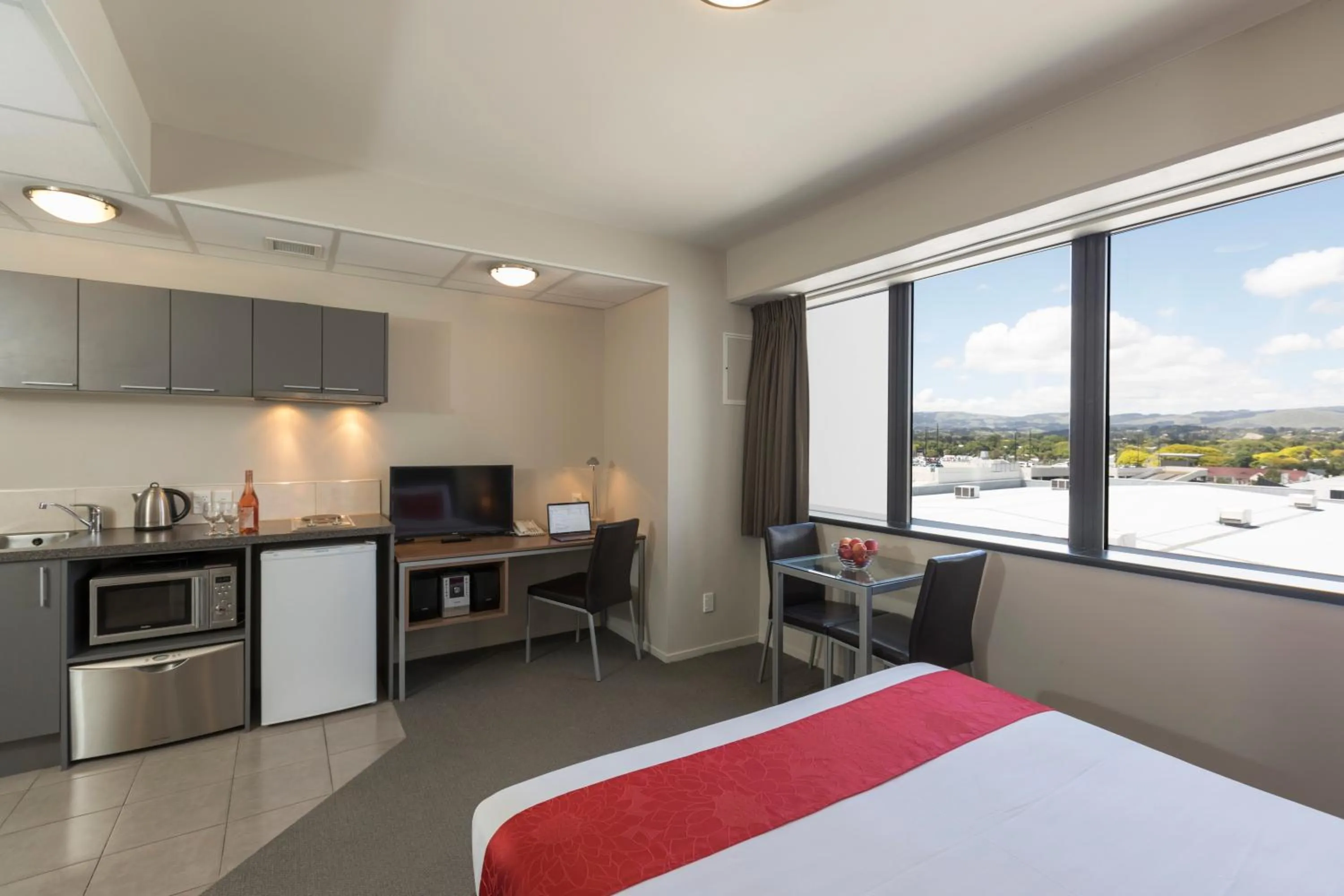 Kitchen or kitchenette, Bed in Quality Suites Central Square