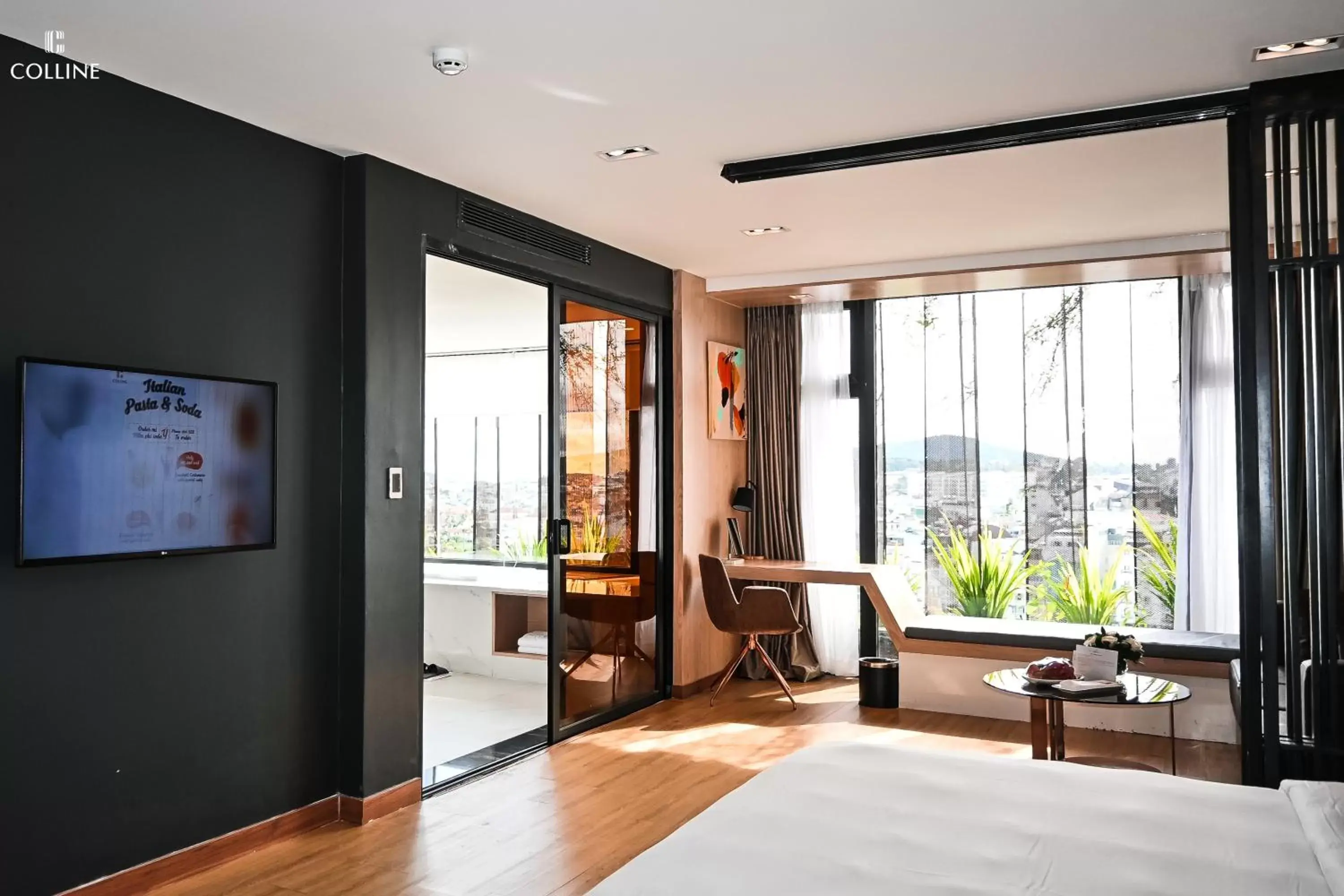 Photo of the whole room, TV/Entertainment Center in Hôtel Colline