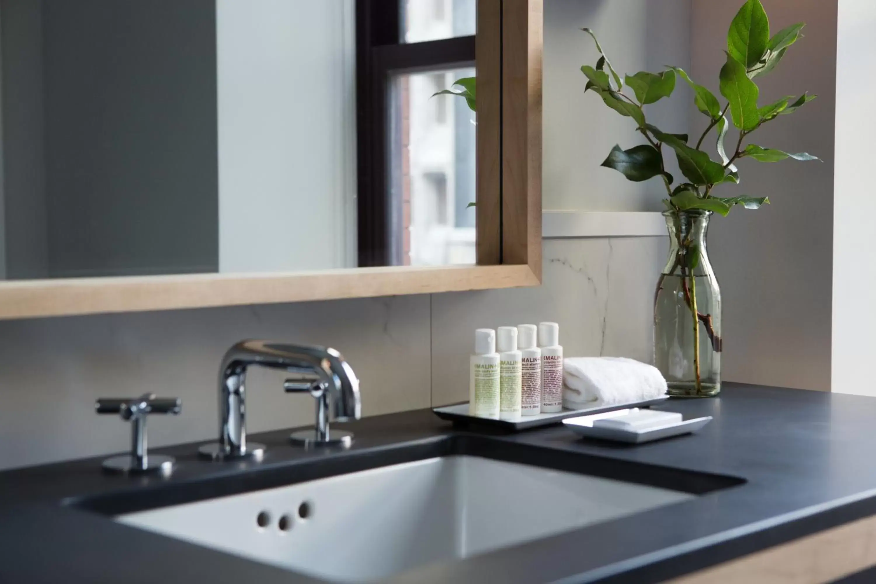 Bathroom, Kitchen/Kitchenette in Kimpton Schofield Hotel, an IHG Hotel