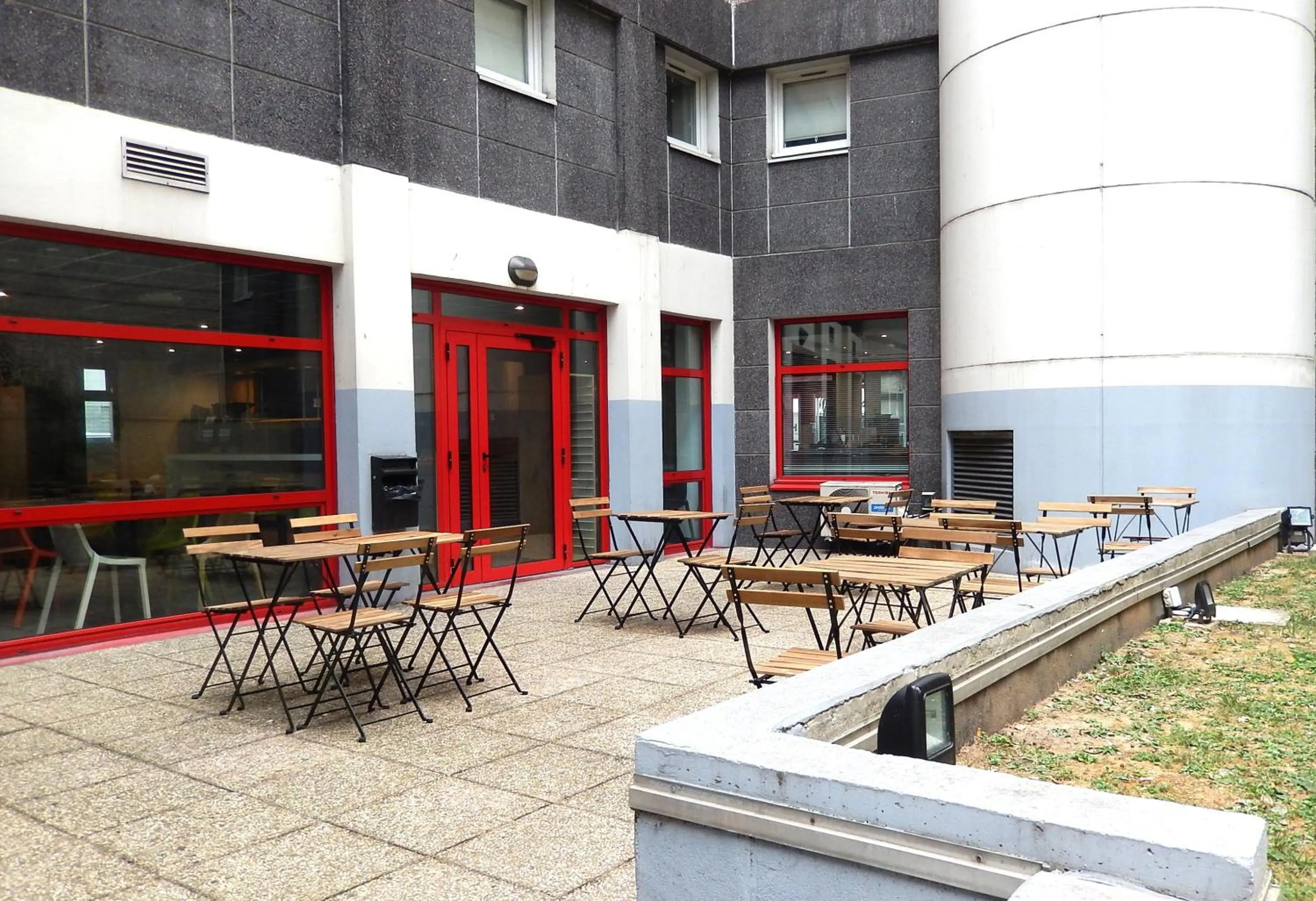 Patio in ibis budget Paris Porte d'Italie Est