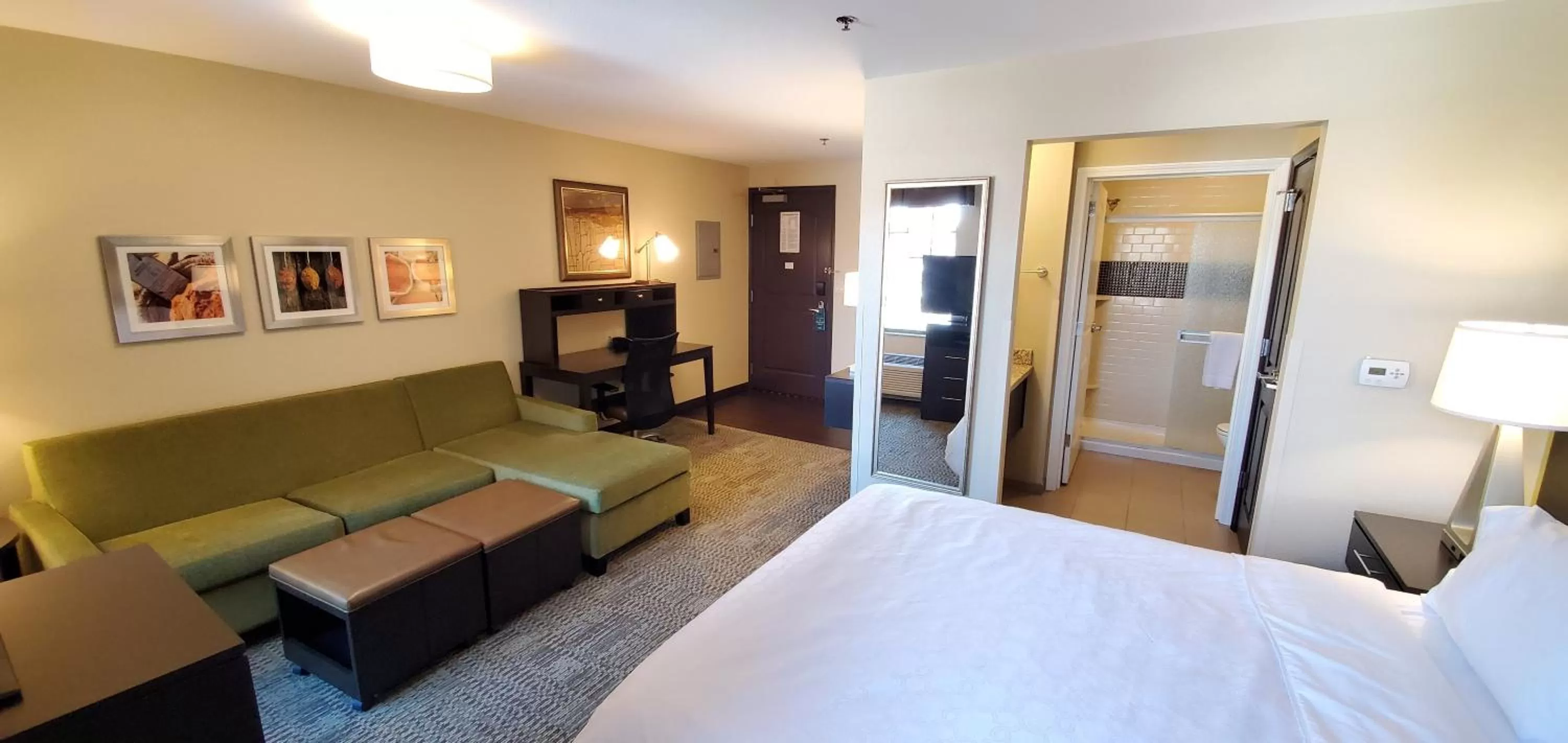 Photo of the whole room, Bed in Staybridge Suites Eau Claire - Altoona by IHG