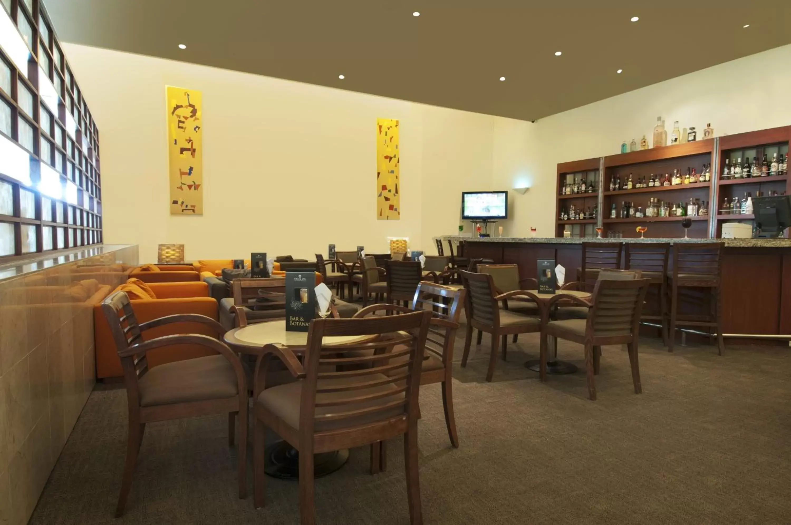 Lobby or reception, Restaurant/Places to Eat in Fiesta Inn Ecatepec
