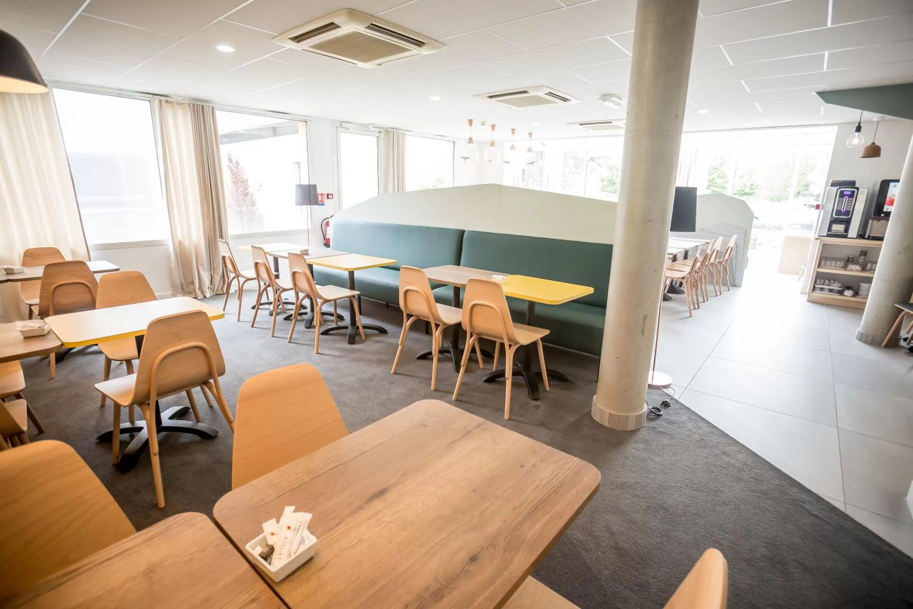 Dining area in Kyriad Clermont-Ferrand-Sud - La Pardieu
