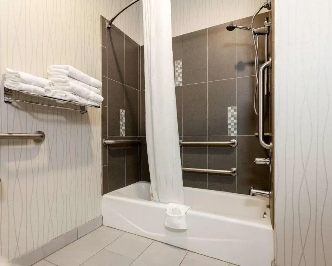 Bathroom in Comfort Suites Greenville