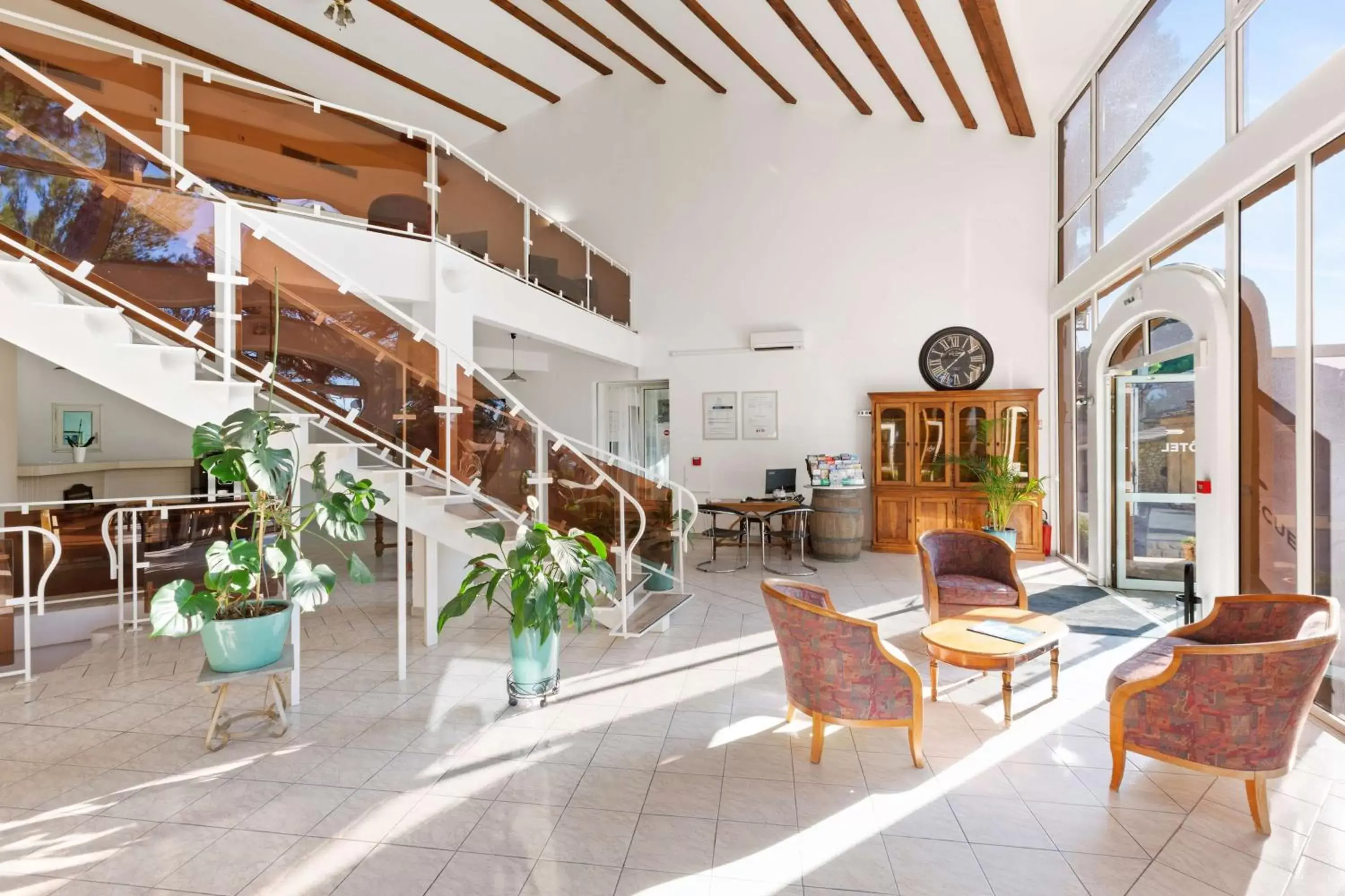 Lobby or reception in Best Western Domaine de Roquerousse Lobby or reception in Best Western Domaine de Roquerousse