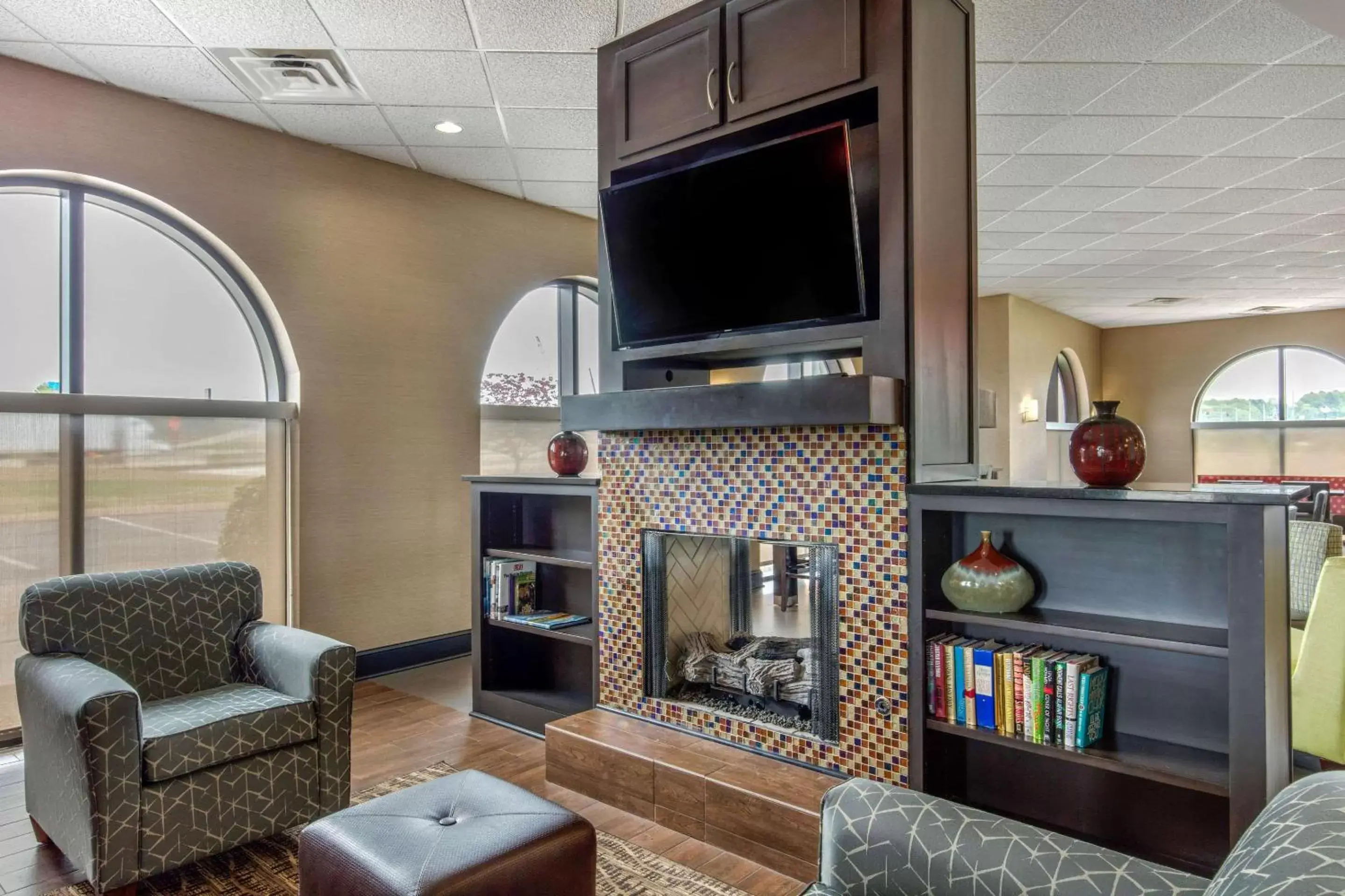 Lobby or reception, TV/Entertainment Center in Comfort Suites Jackson I-40