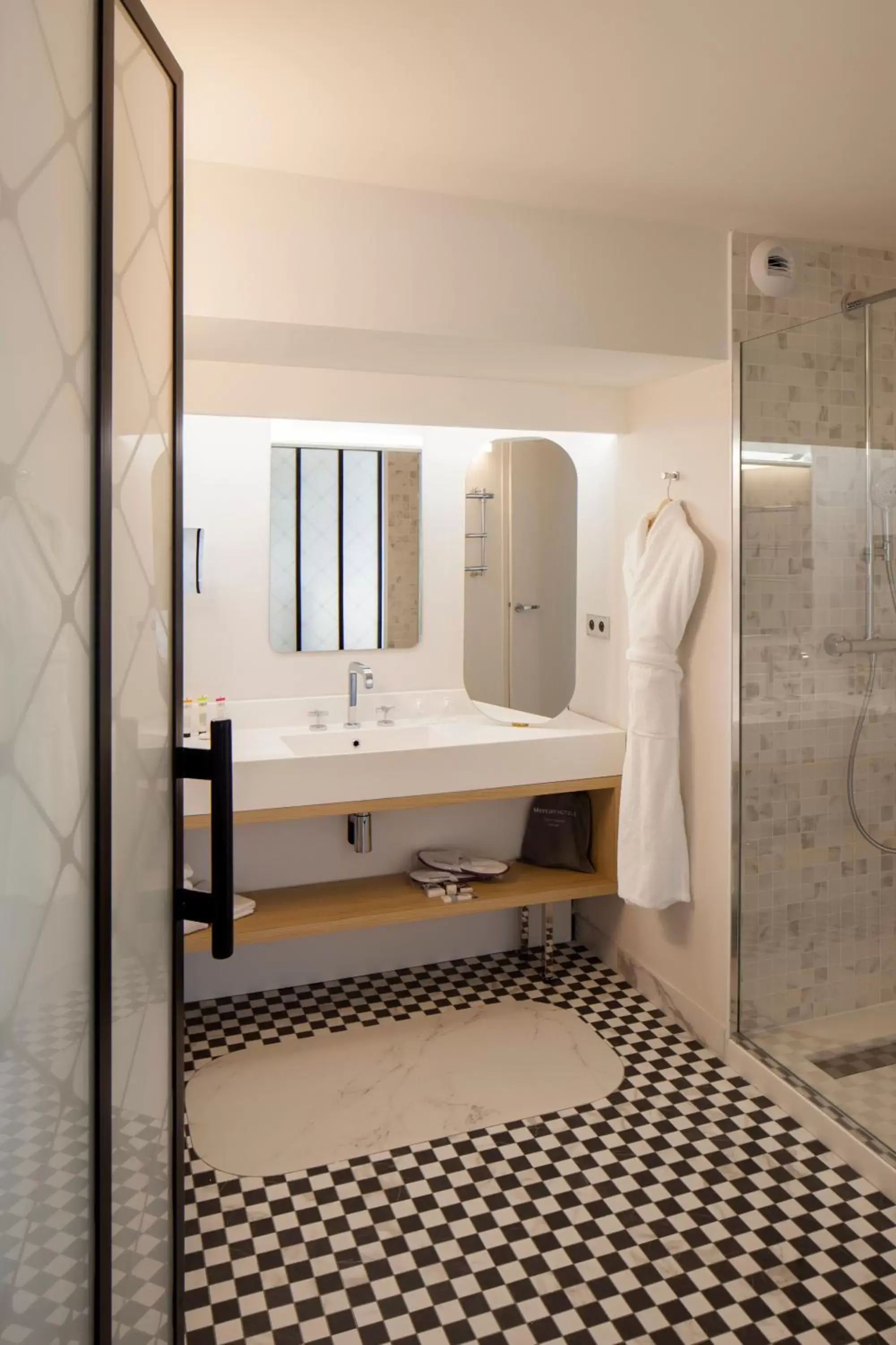 Shower, Bathroom in Mercure Nantes Centre Gare