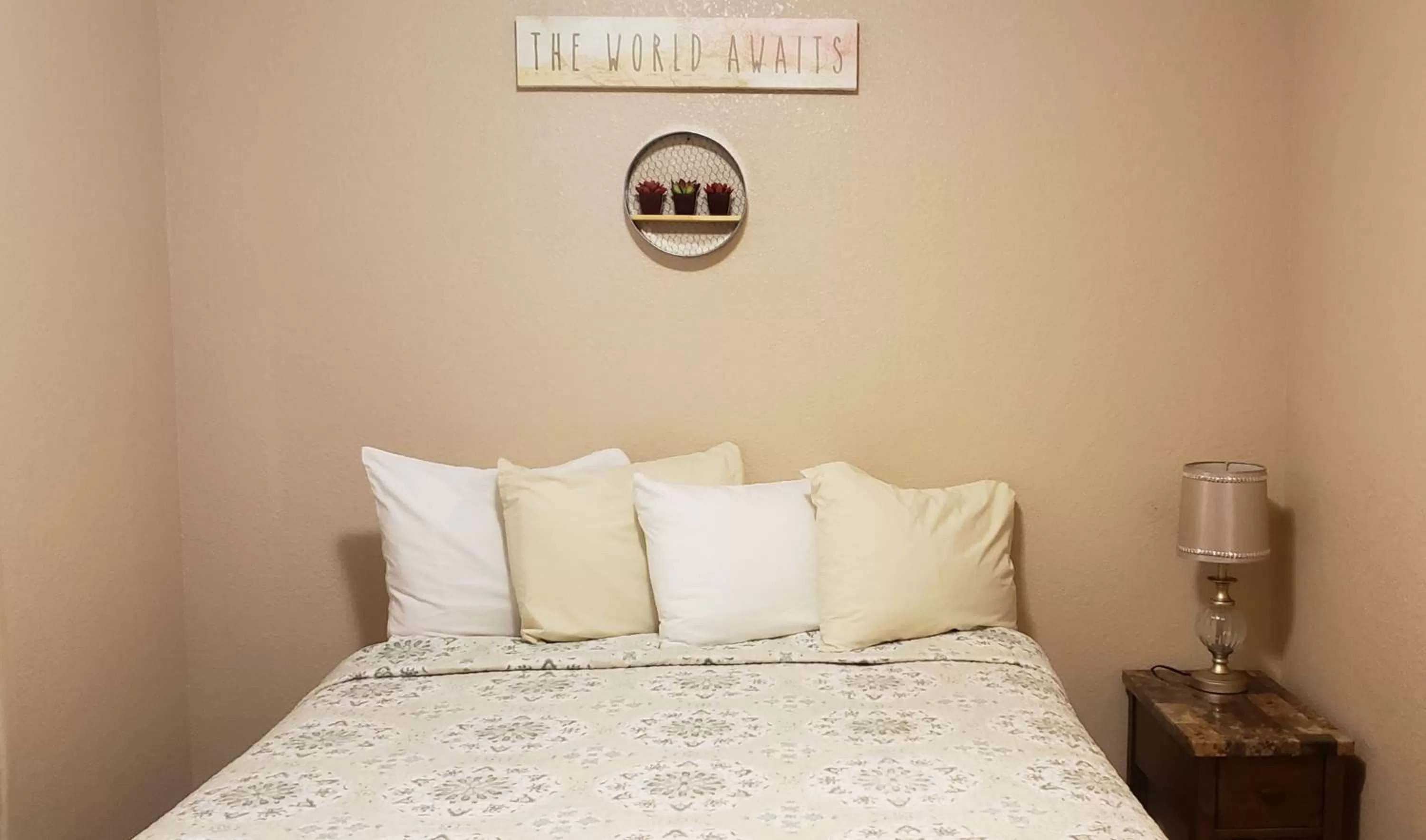Bedroom, Bed in Red Rock Motel and Dam Motel